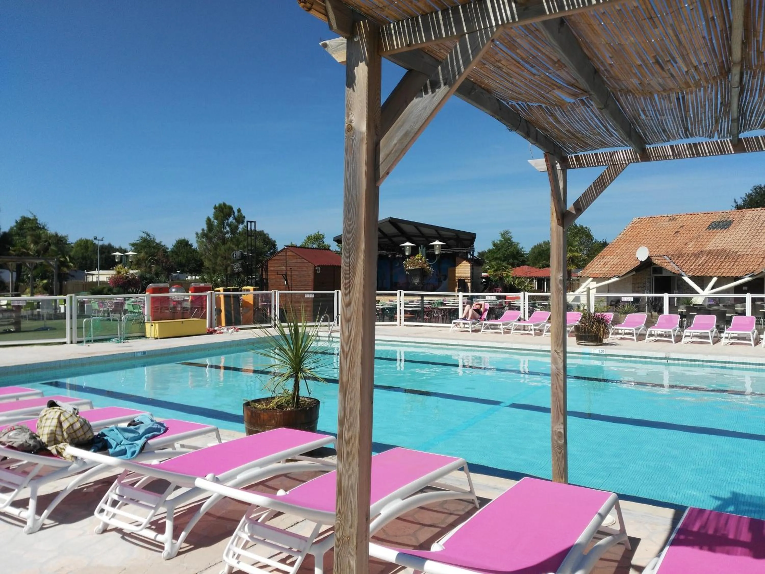 Patio in MOBIL HOME 43 dans Camping 4 Etoiles