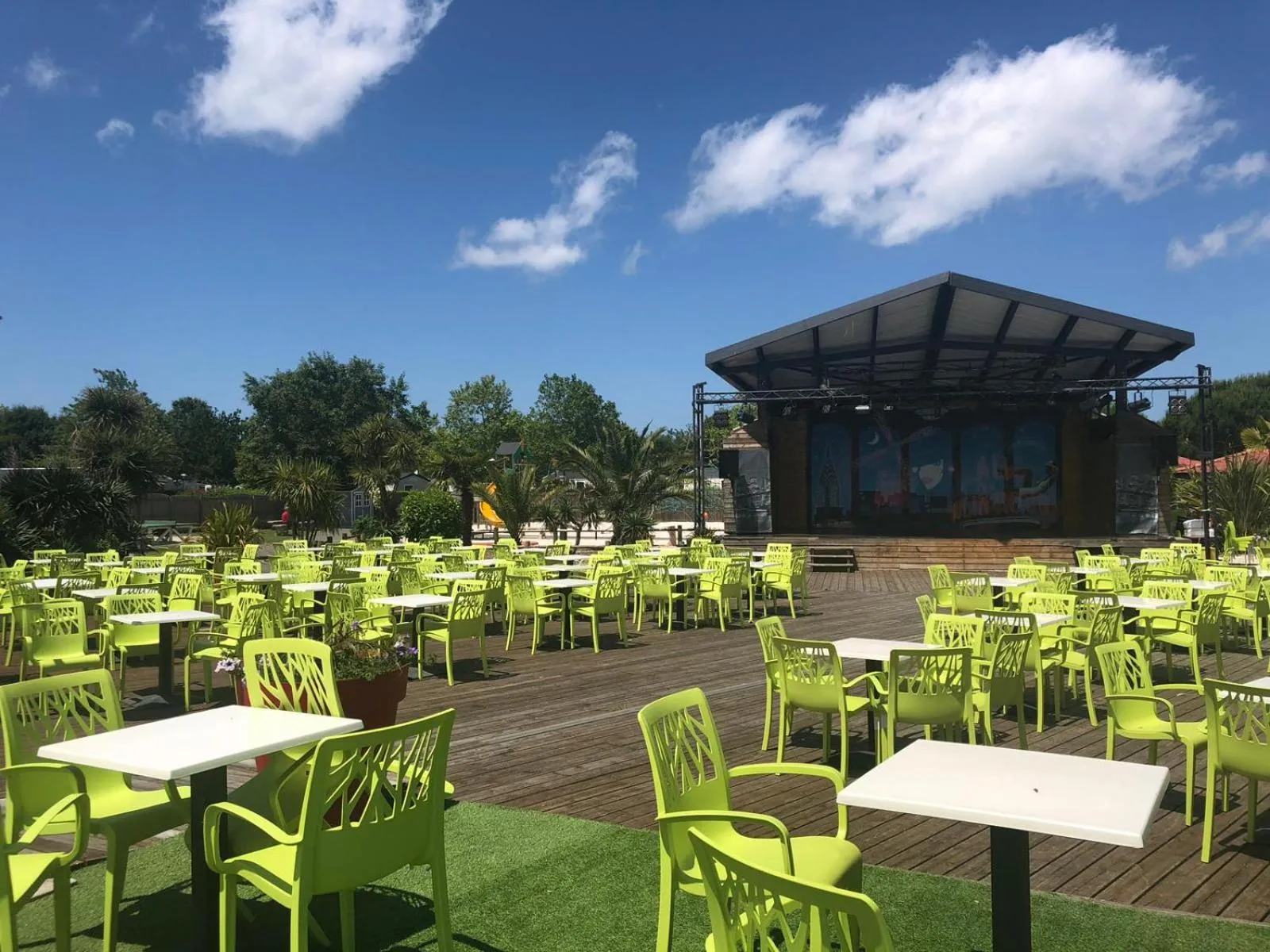 Evening entertainment in MOBIL HOME 43 dans Camping 4 Etoiles