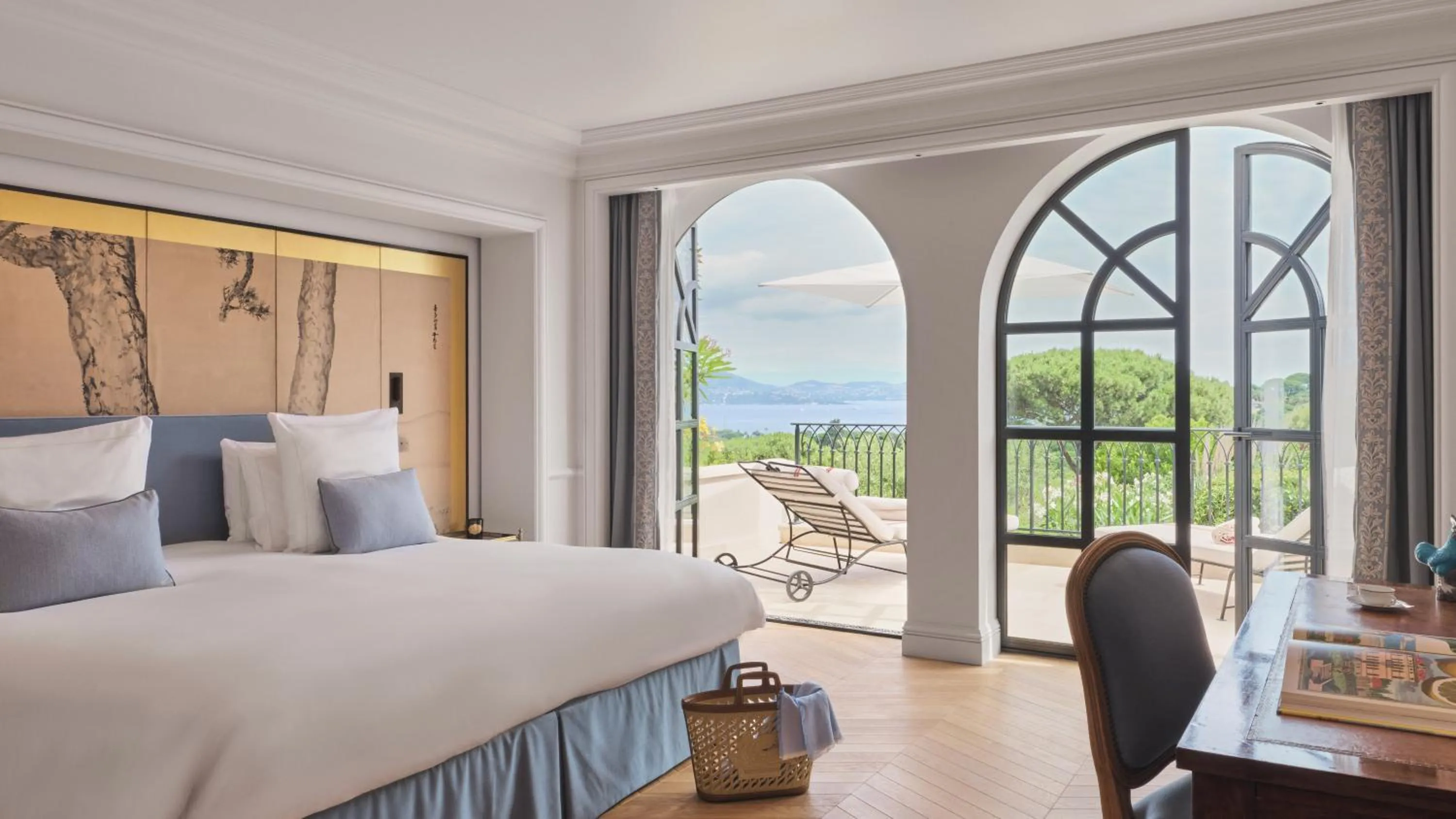 Bedroom, Bed in Airelles Château de la Messardière