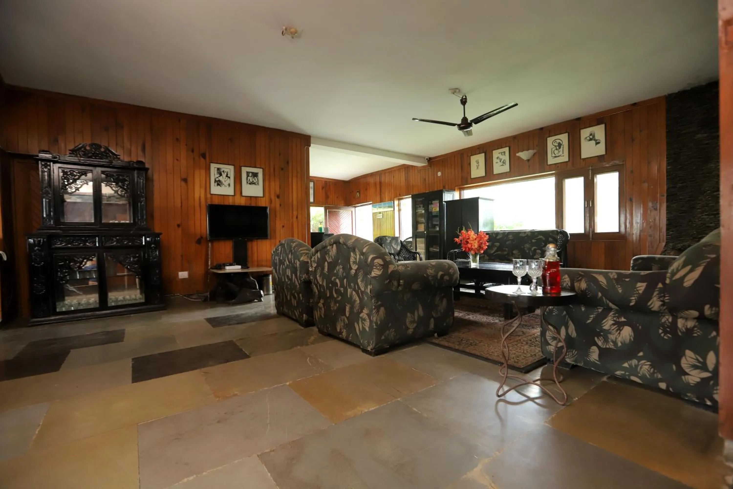 Living room in Cedar Lodge By Aahma