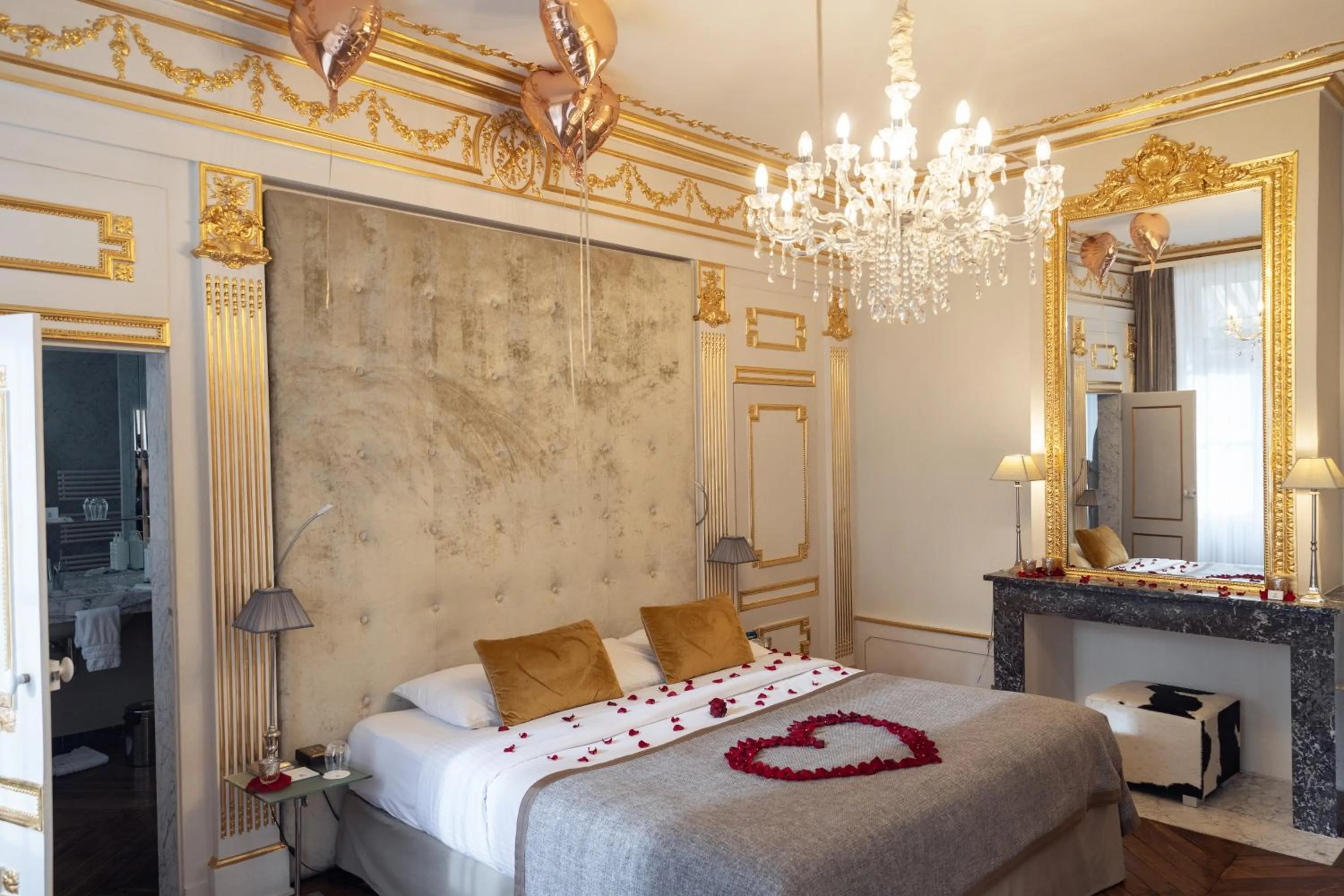 Bedroom, Bed in Hotel Le Place d'Armes - Relais & Châteaux