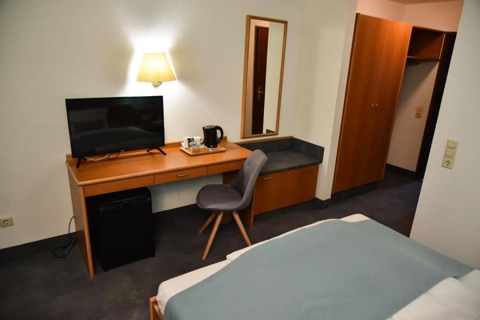 TV and multimedia, Bed in Martins Klause Airport Messe Hotel - Self Check-In