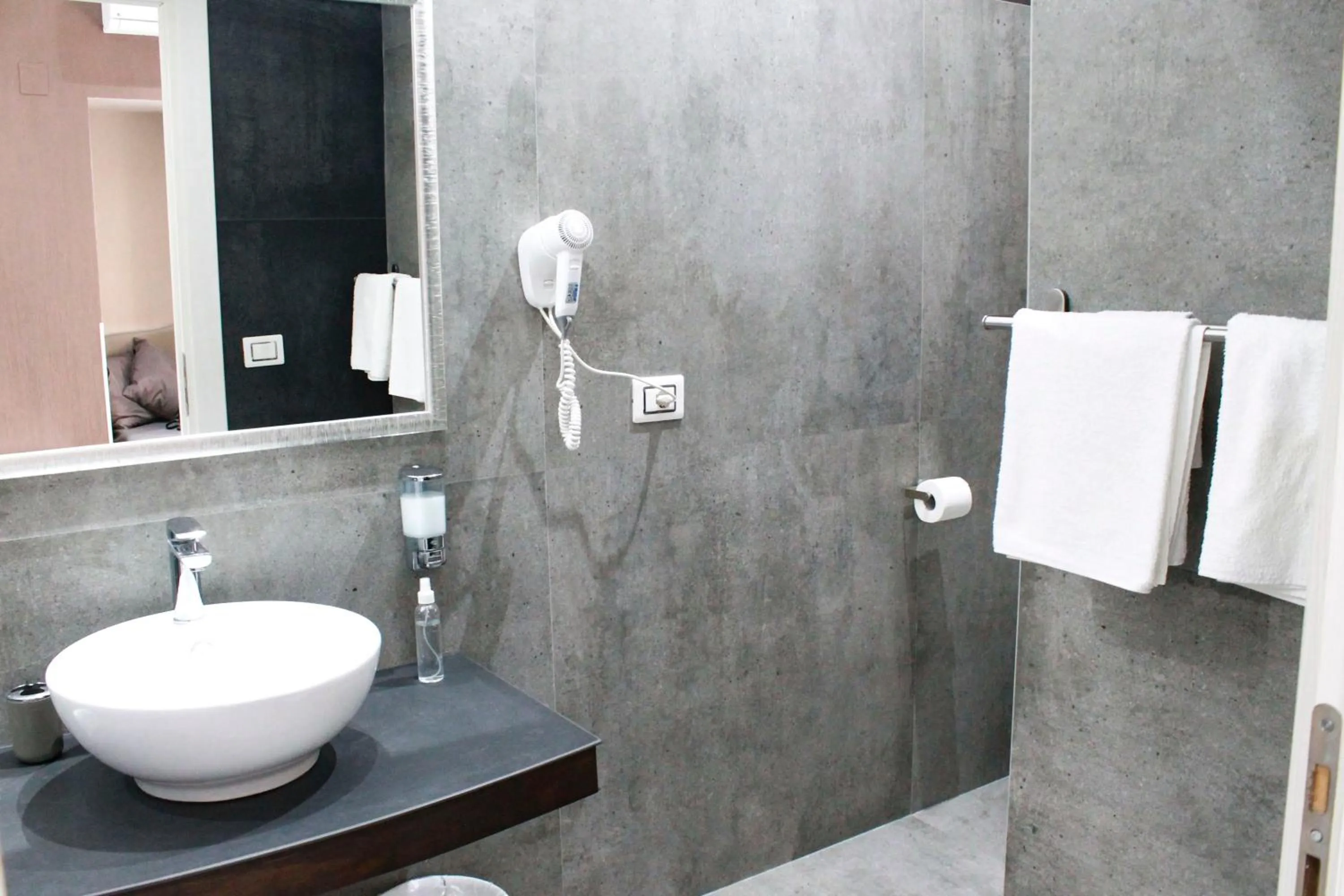 Bathroom in Mascalzone latino luxury rooms