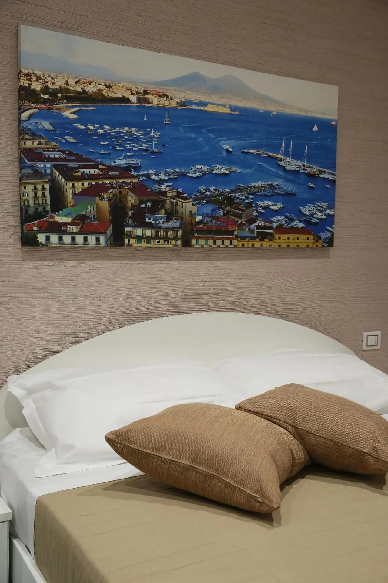 Decorative detail, Bed in Mascalzone latino luxury rooms