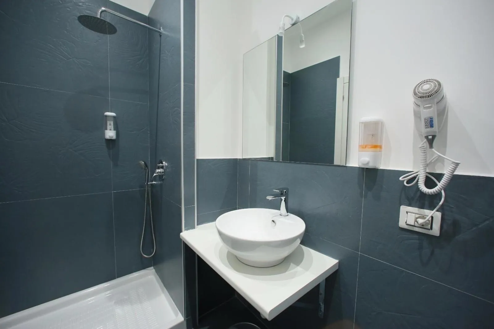 Bathroom in Mascalzone latino luxury rooms