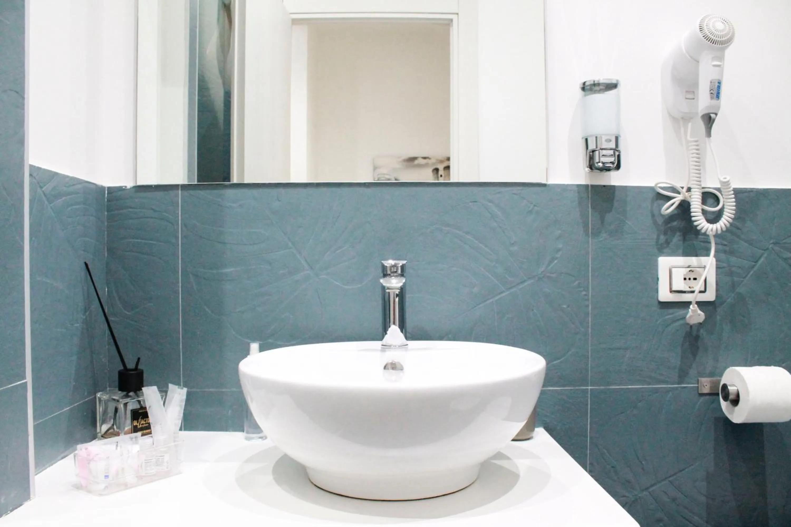 Bathroom in Mascalzone latino luxury rooms