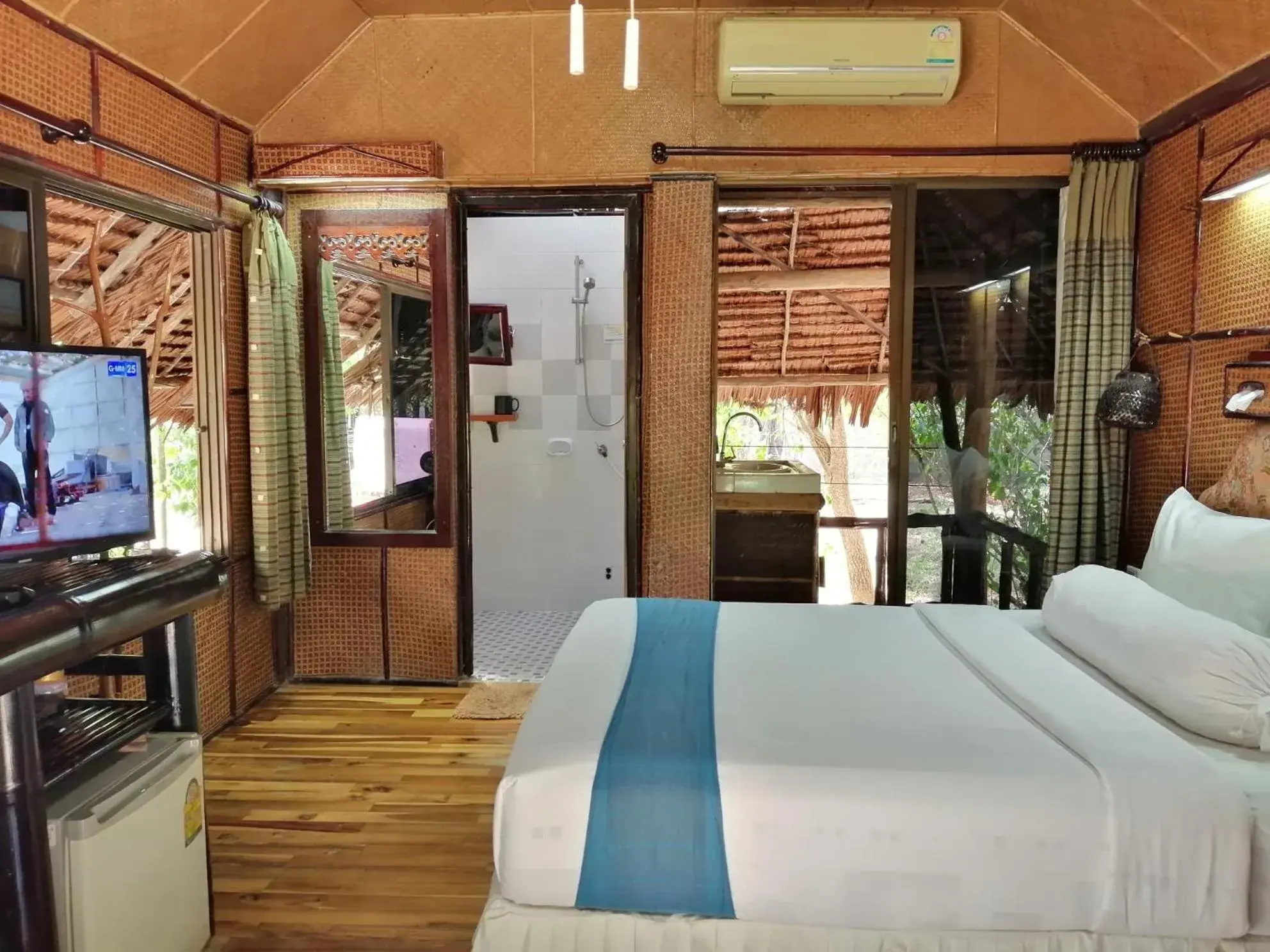 Deluxe Room in Fisherman's Hut , ขนำชาวเลโฮมสเตย์ Deluxe Room in Fisherman's Hut , ขนำชาวเลโฮมสเตย์