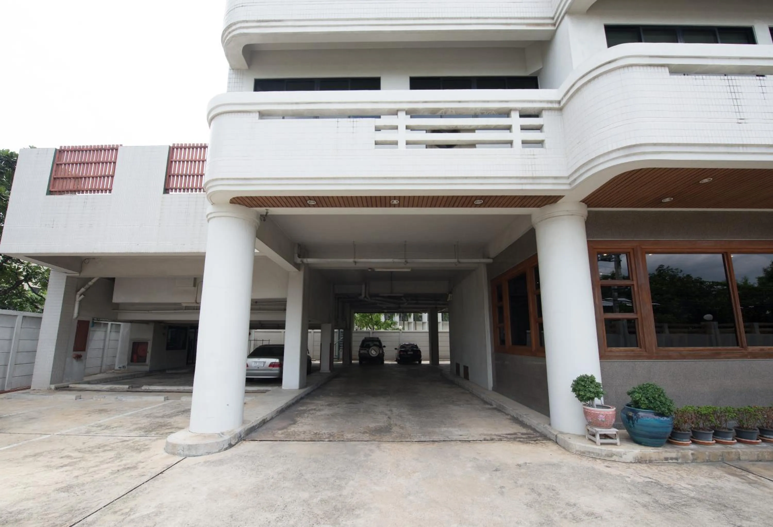Facade/entrance in Baan Pratoom