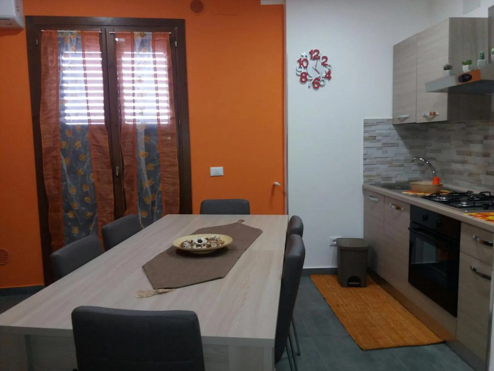 Communal kitchen in B&B La Grotta