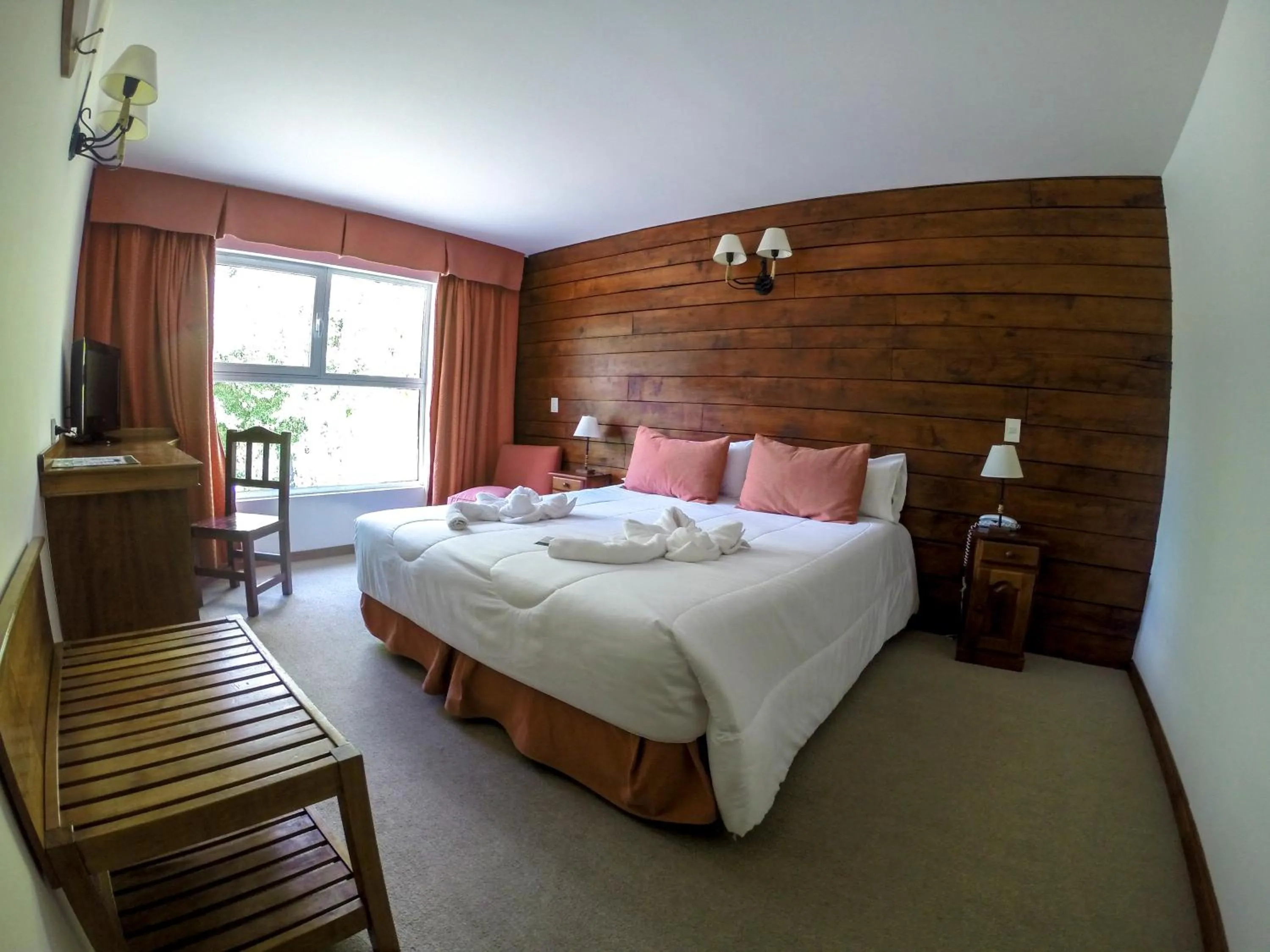 Photo of the whole room, Bed in Lar Aike