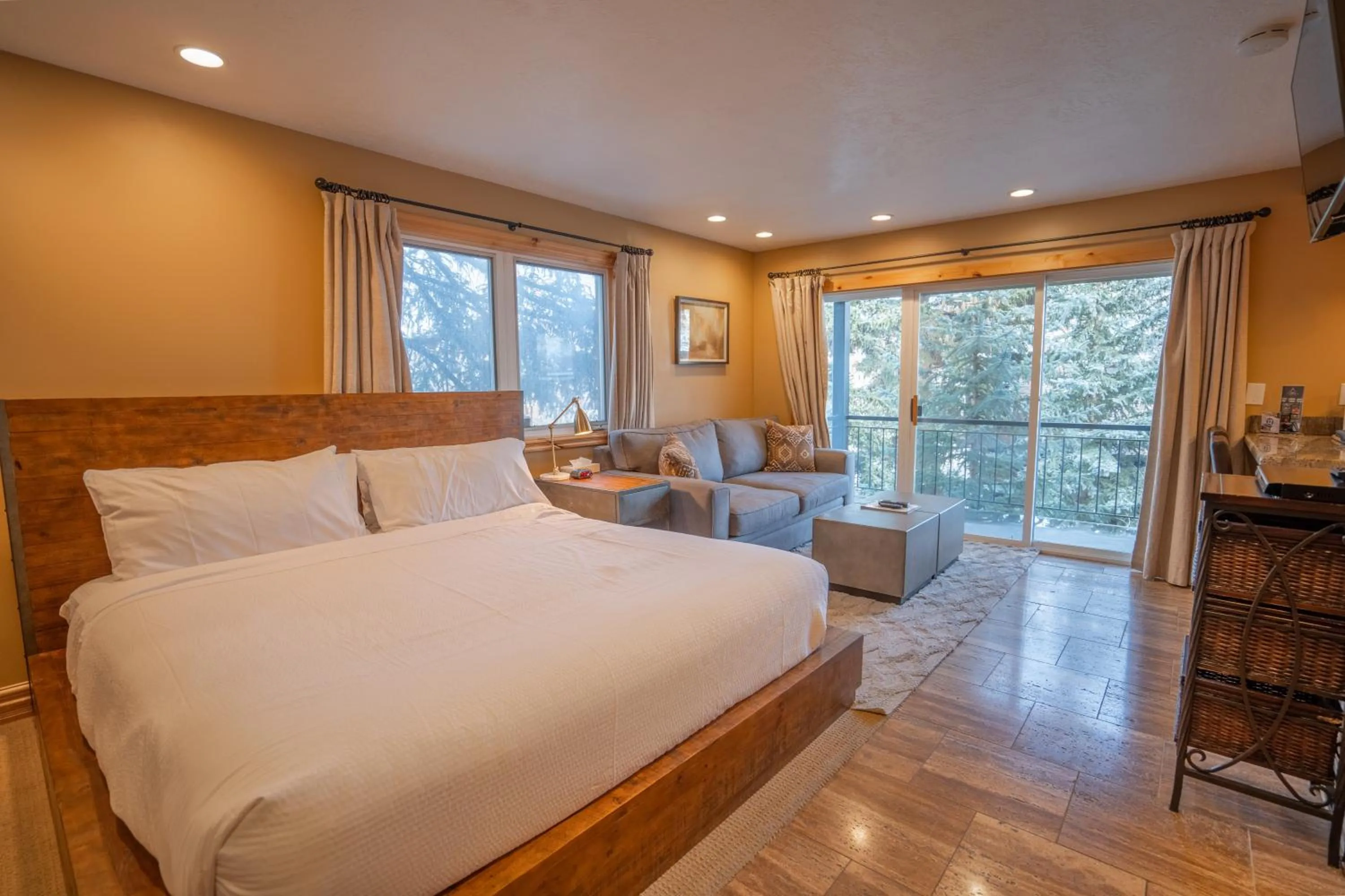 Bed in Treasure Mountain Inn