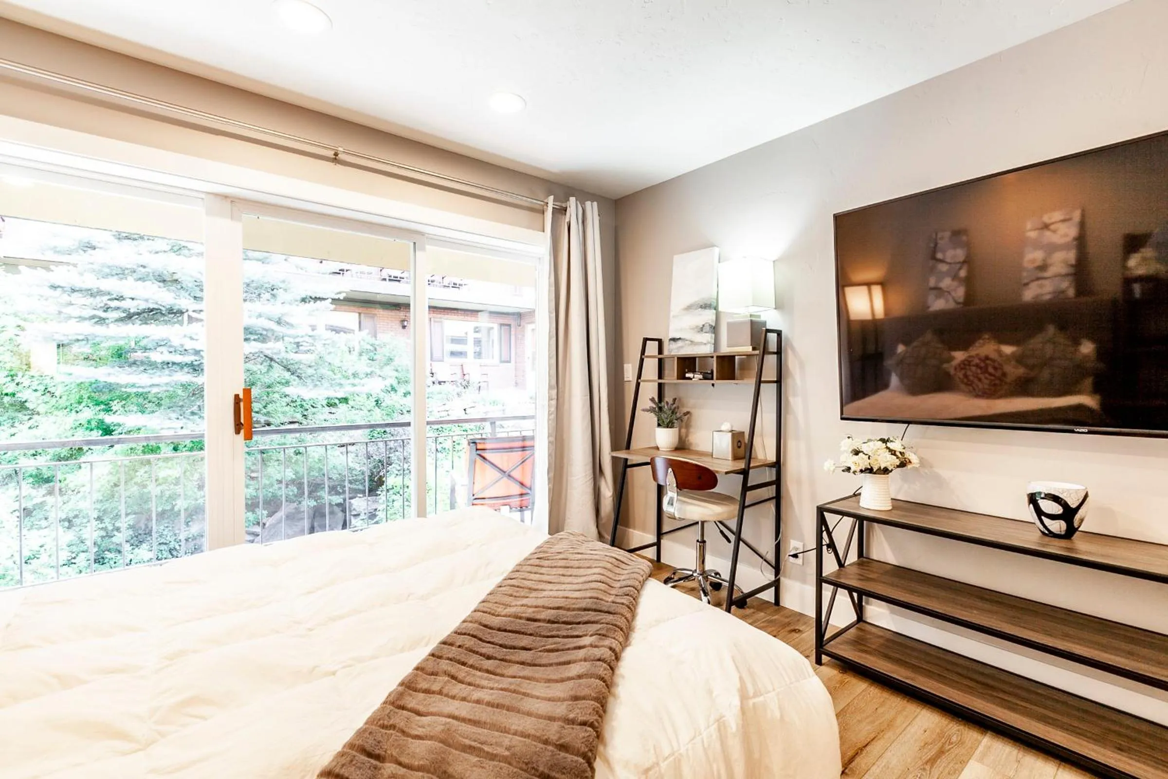 Bed in Treasure Mountain Inn