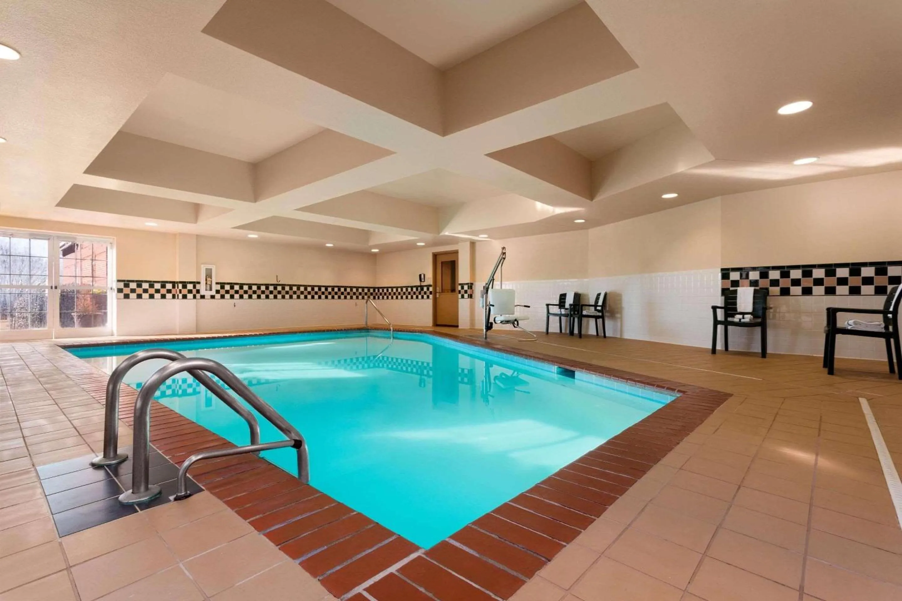 Swimming pool in Country Inn & Suites by Radisson, Anderson, SC