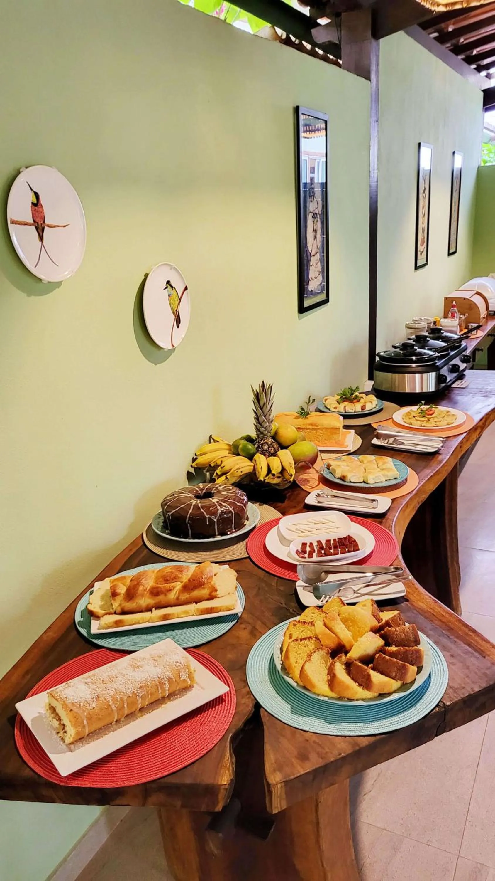 Buffet breakfast in Vila dos Passaros Flats