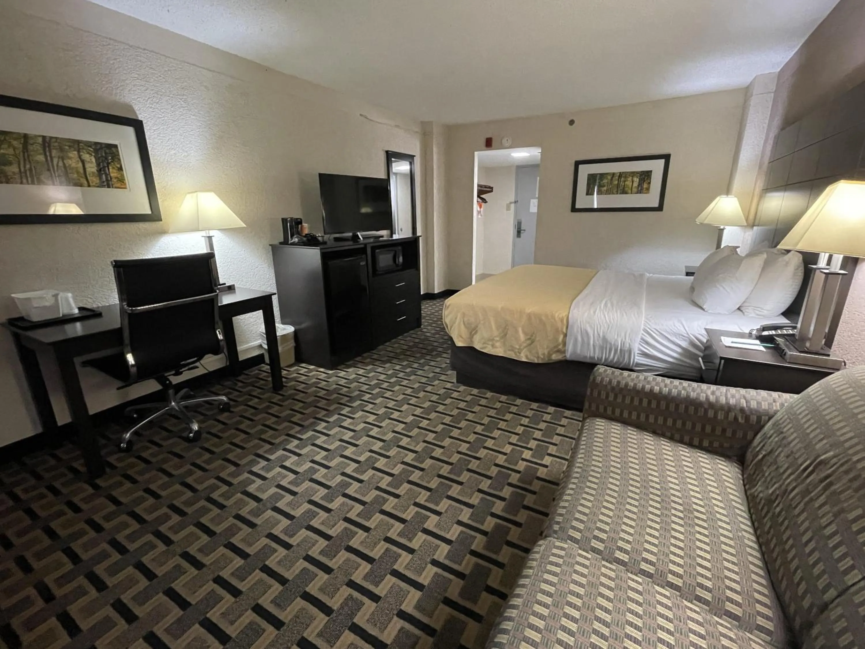 TV and multimedia, Bed in Quality Inn & Suites Cincinnati Downtown Area