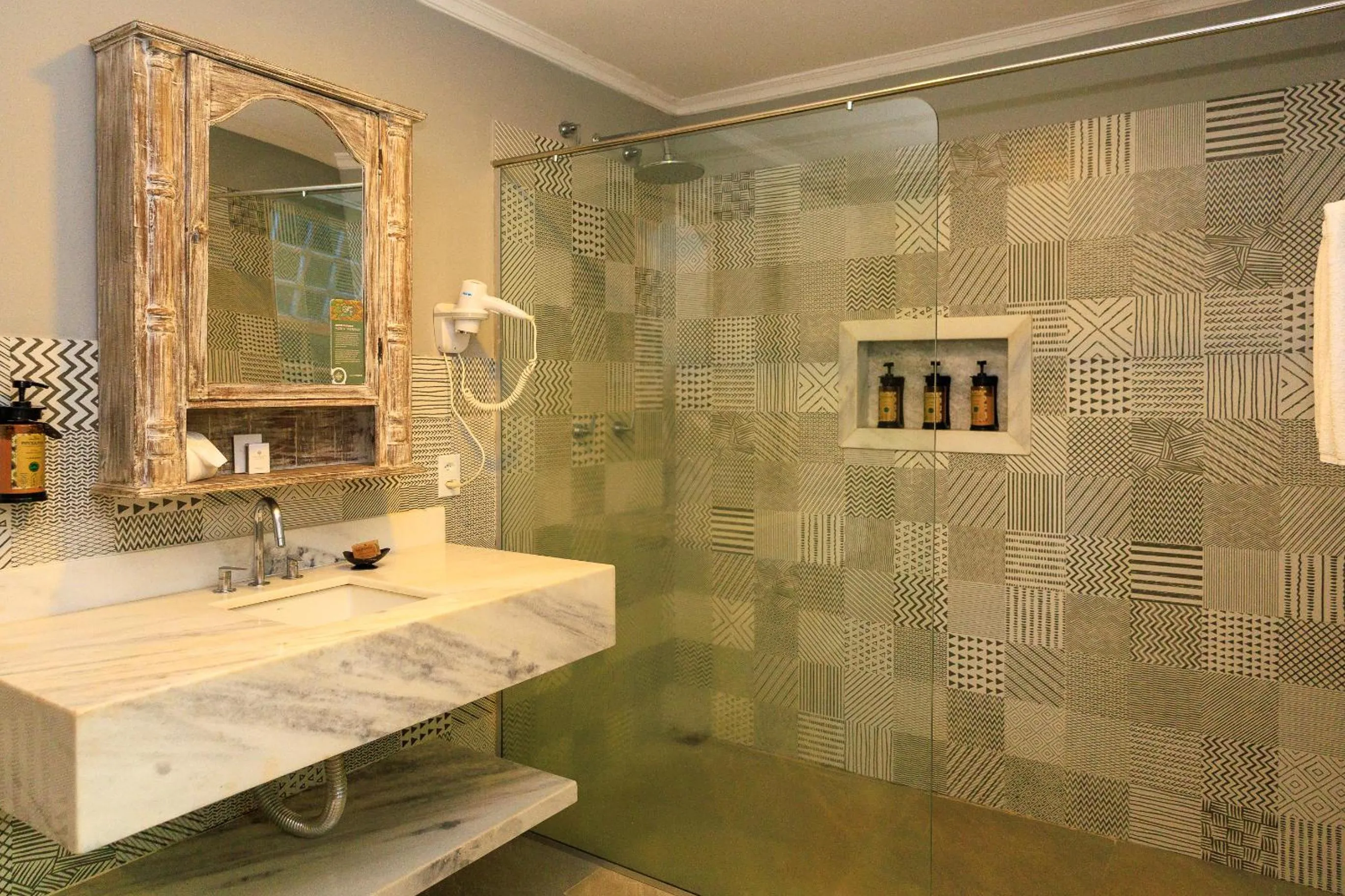 Shower in Vila Angatu Eco Resort & SPA