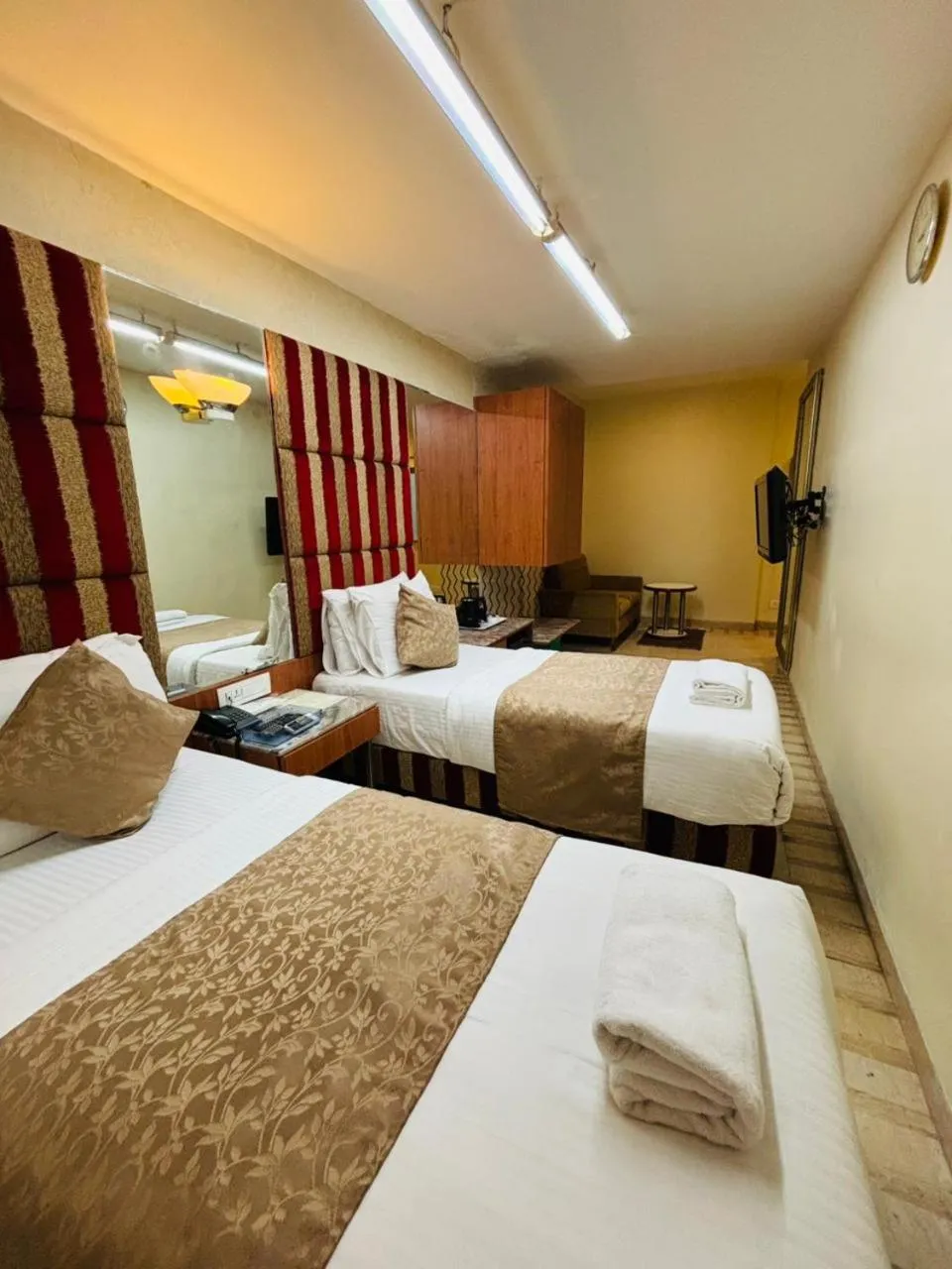 Bedroom, Bed in Regent Hotel