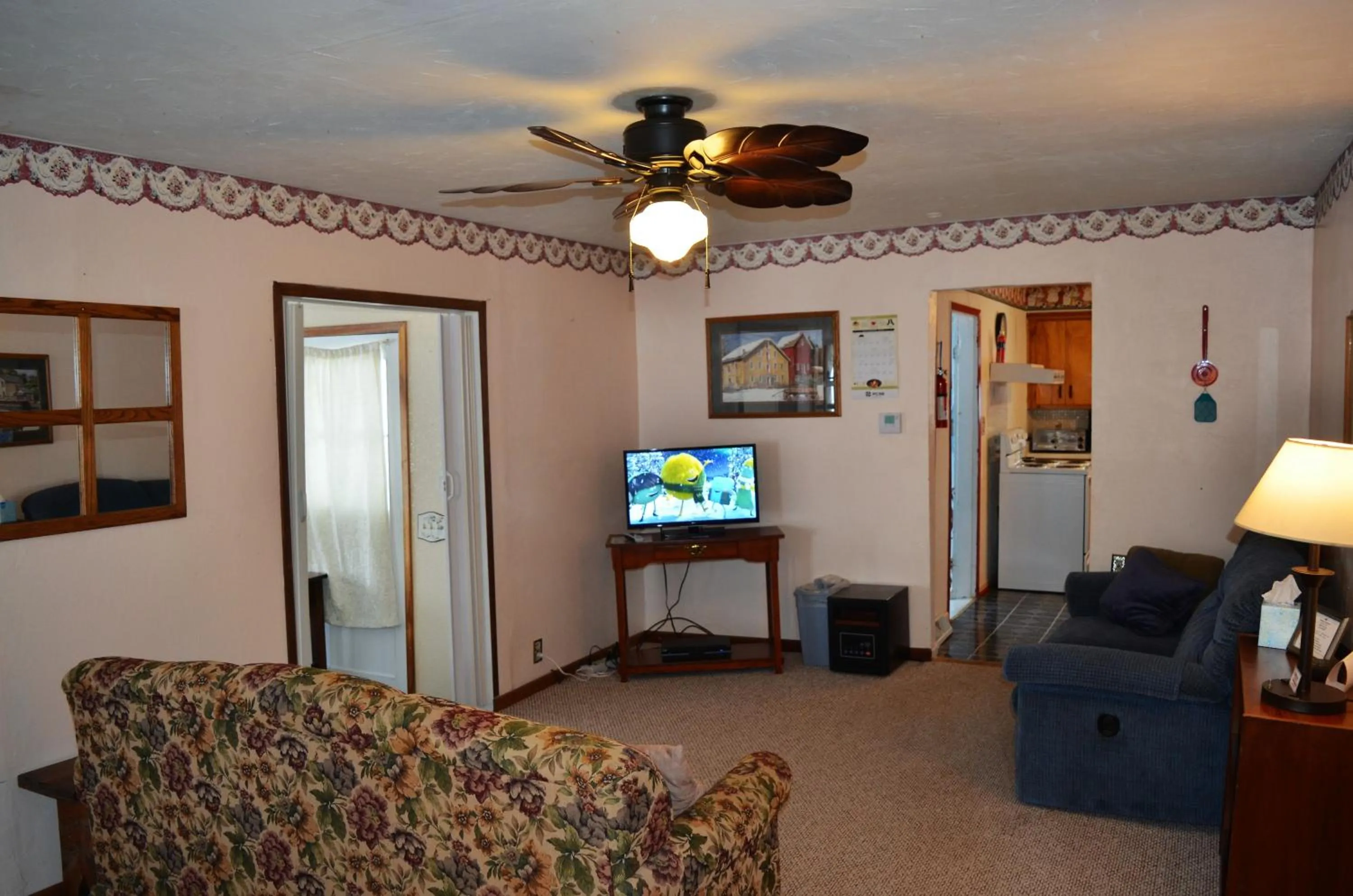 Communal lounge/ TV room in Little River Inn Motel