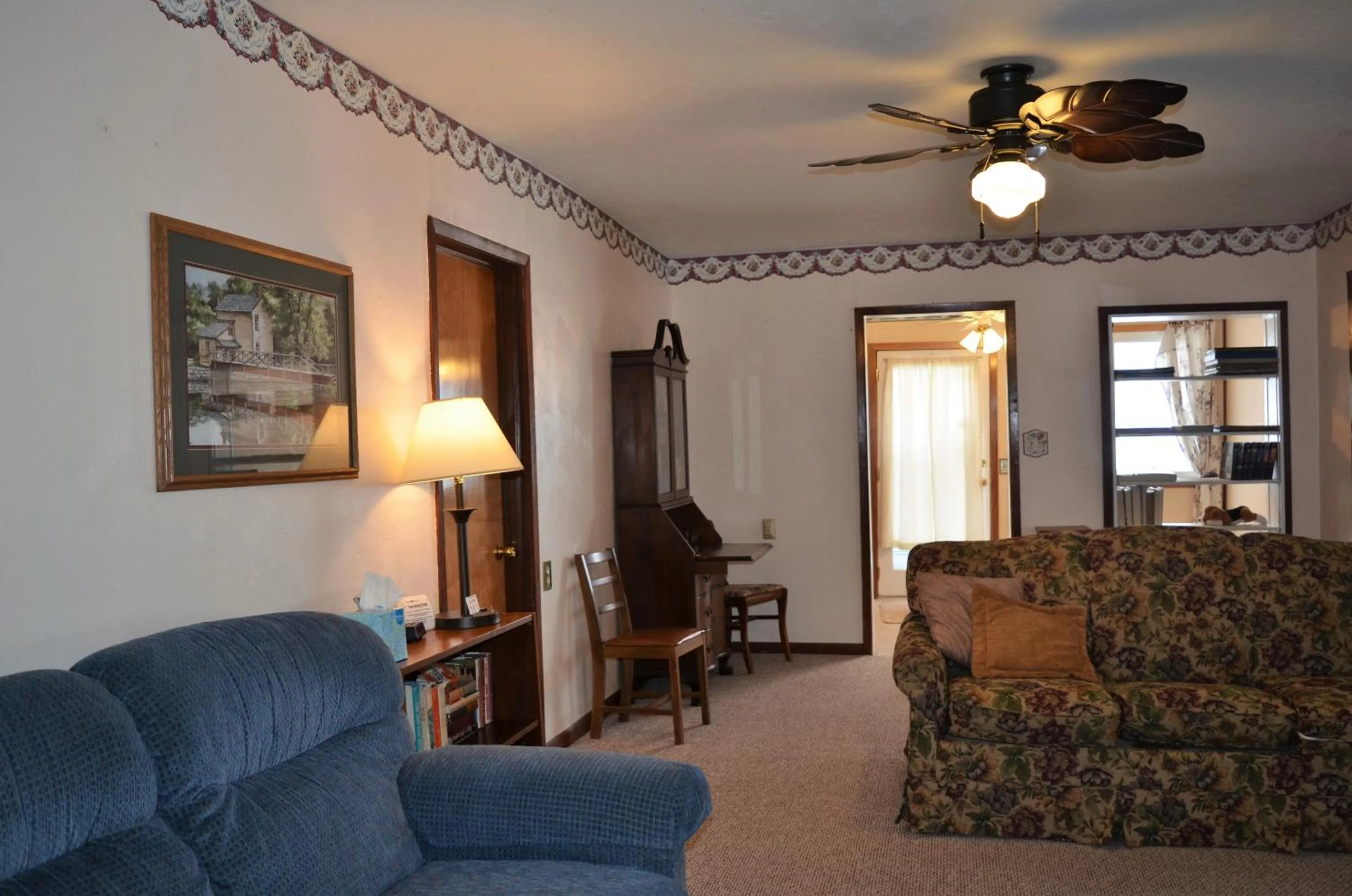 Living room in Little River Inn Motel