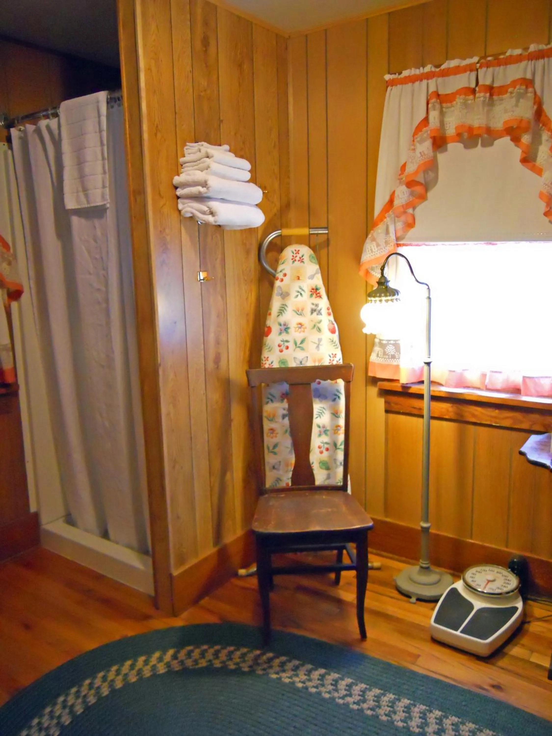 Shower, Bed in Little River Inn Motel