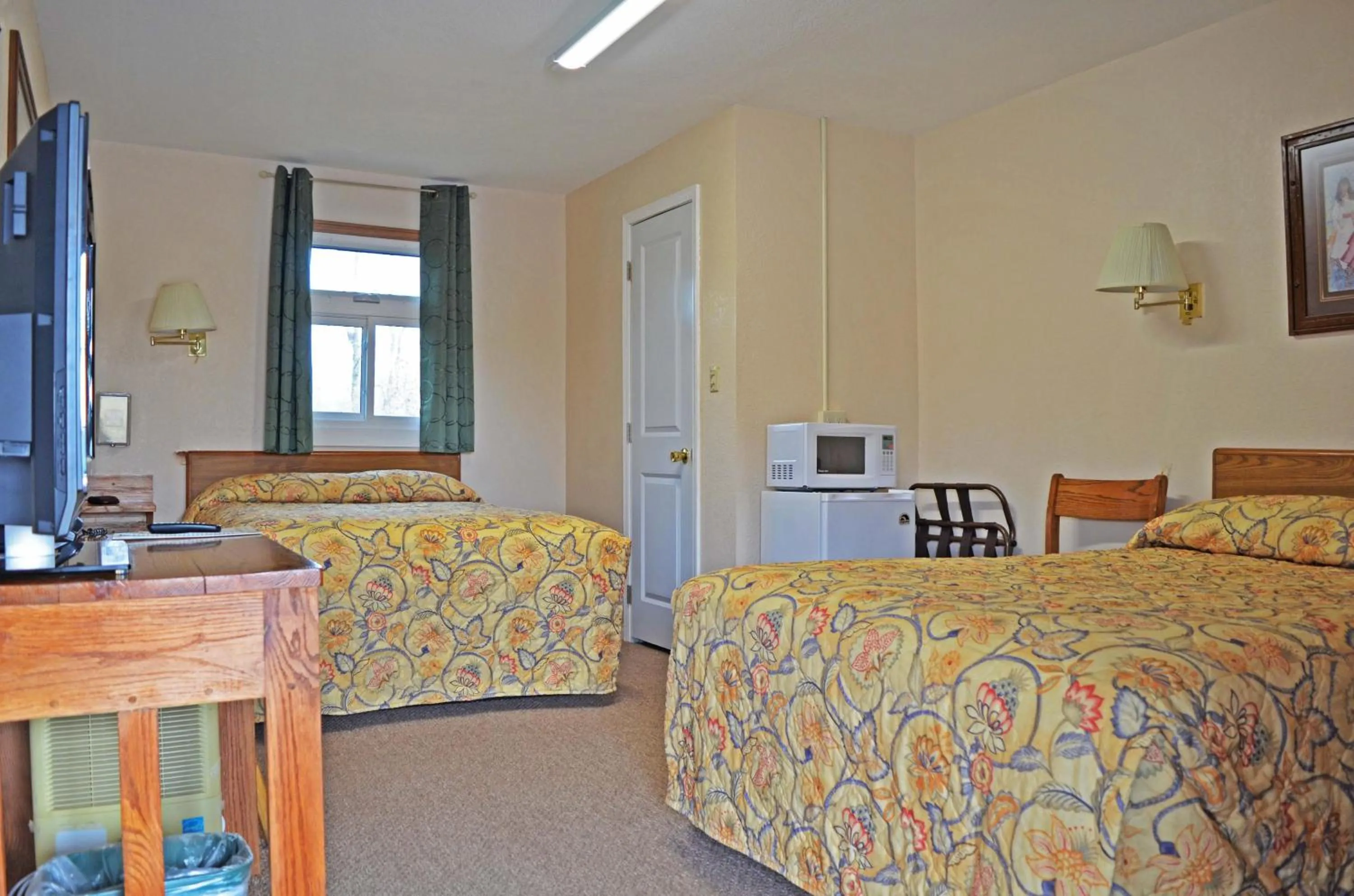 Decorative detail, Bed in Little River Inn Motel