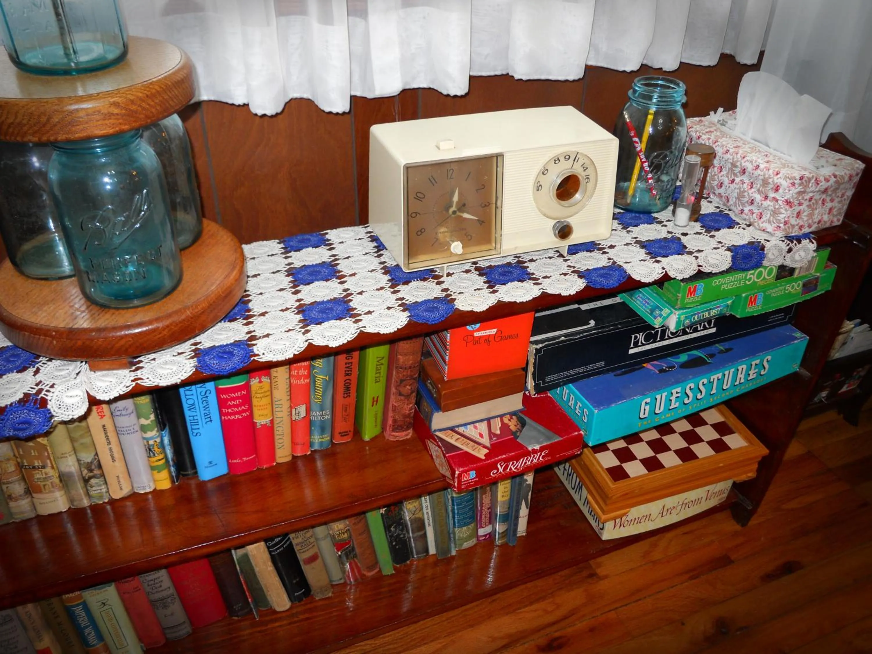 Living room in Little River Inn Motel