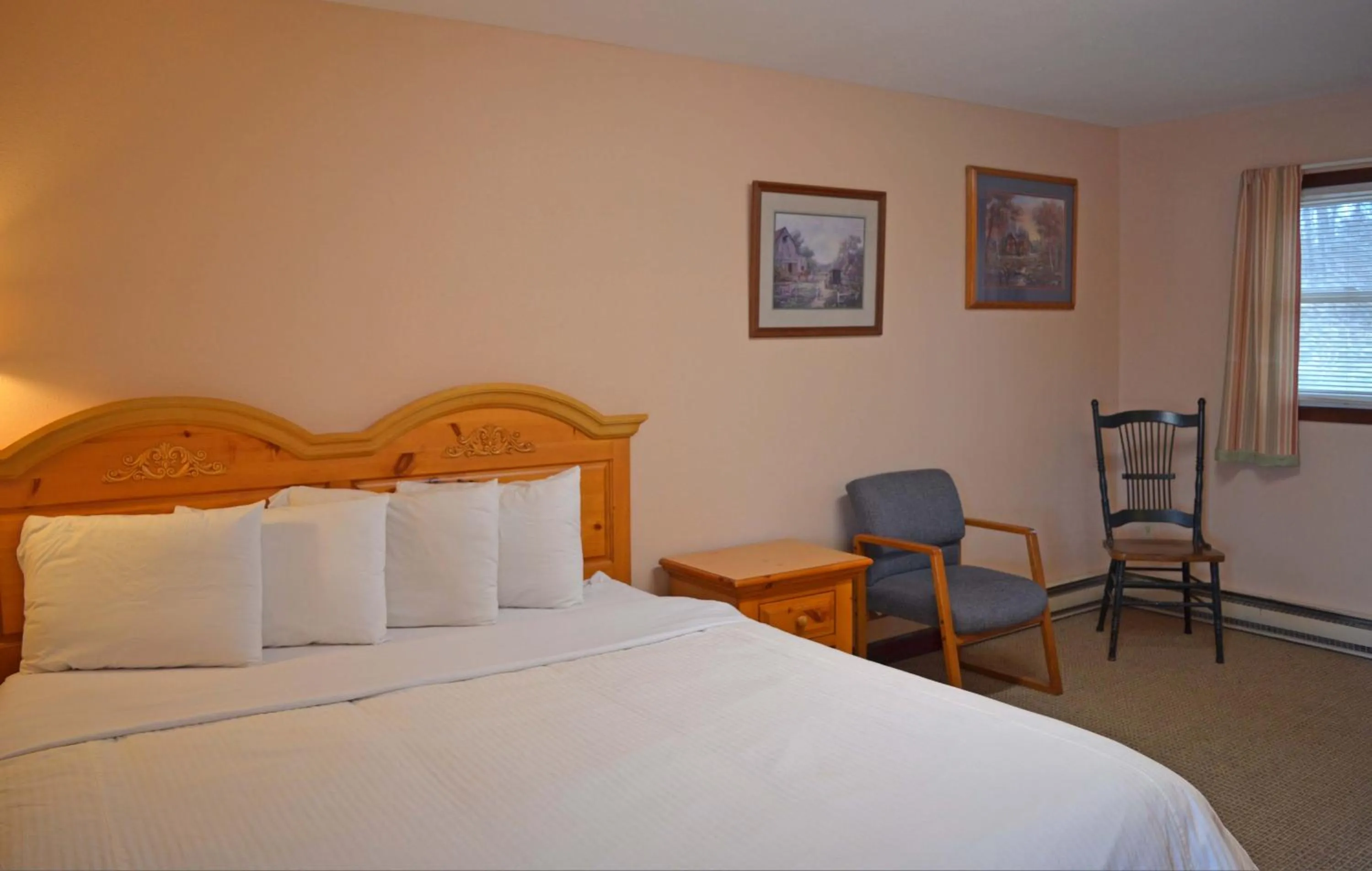 Bed in Little River Inn Motel