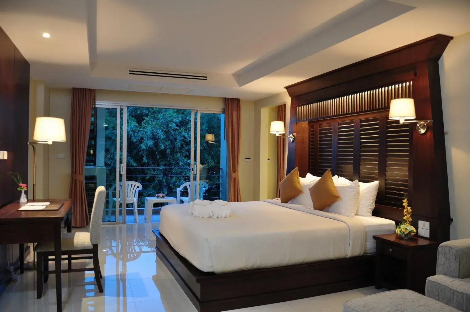 Executive Suite with City View in August Suites Executive Suite with City View in August Suites