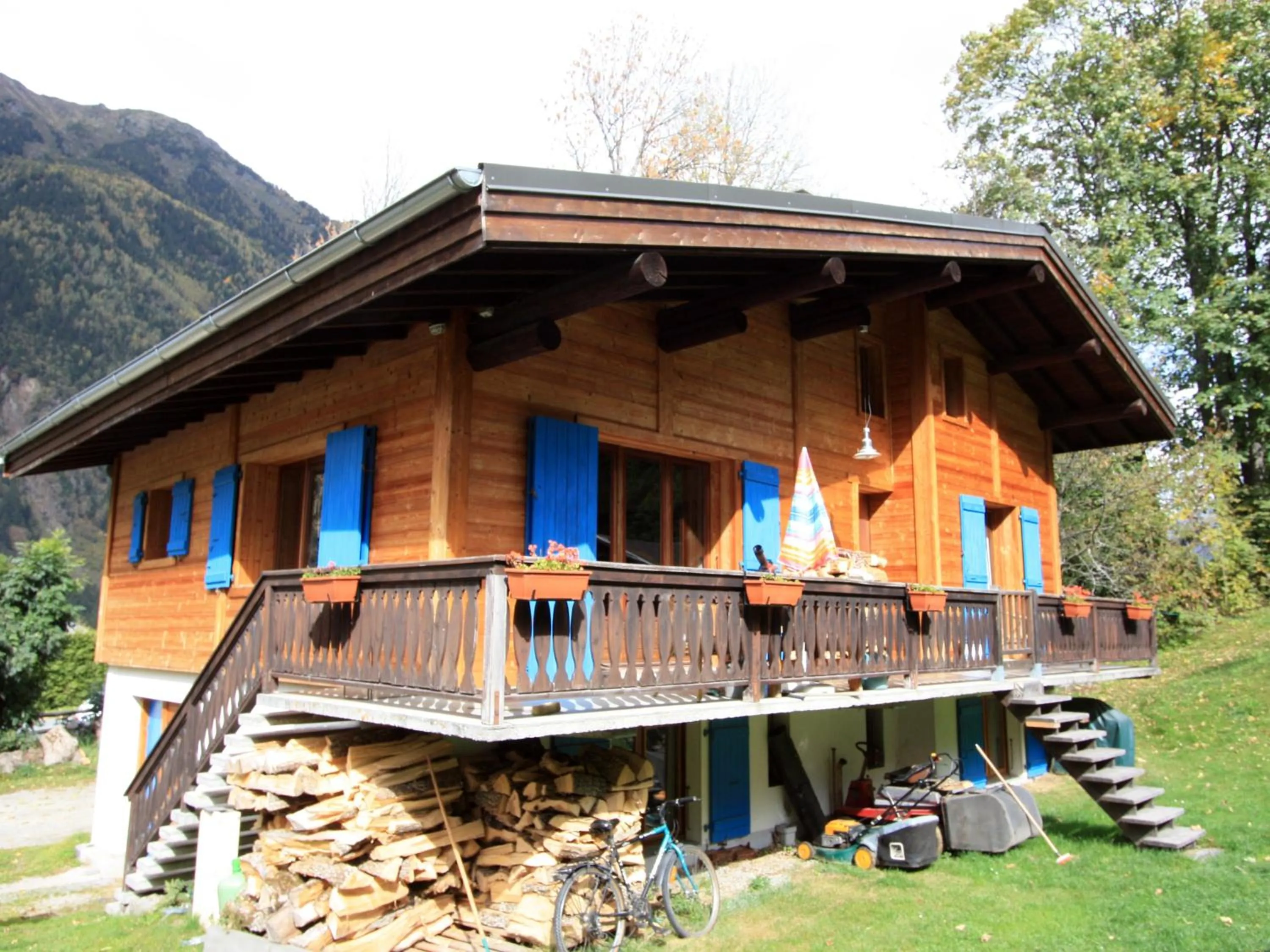 Property building in B&B Chalet Les Frenes