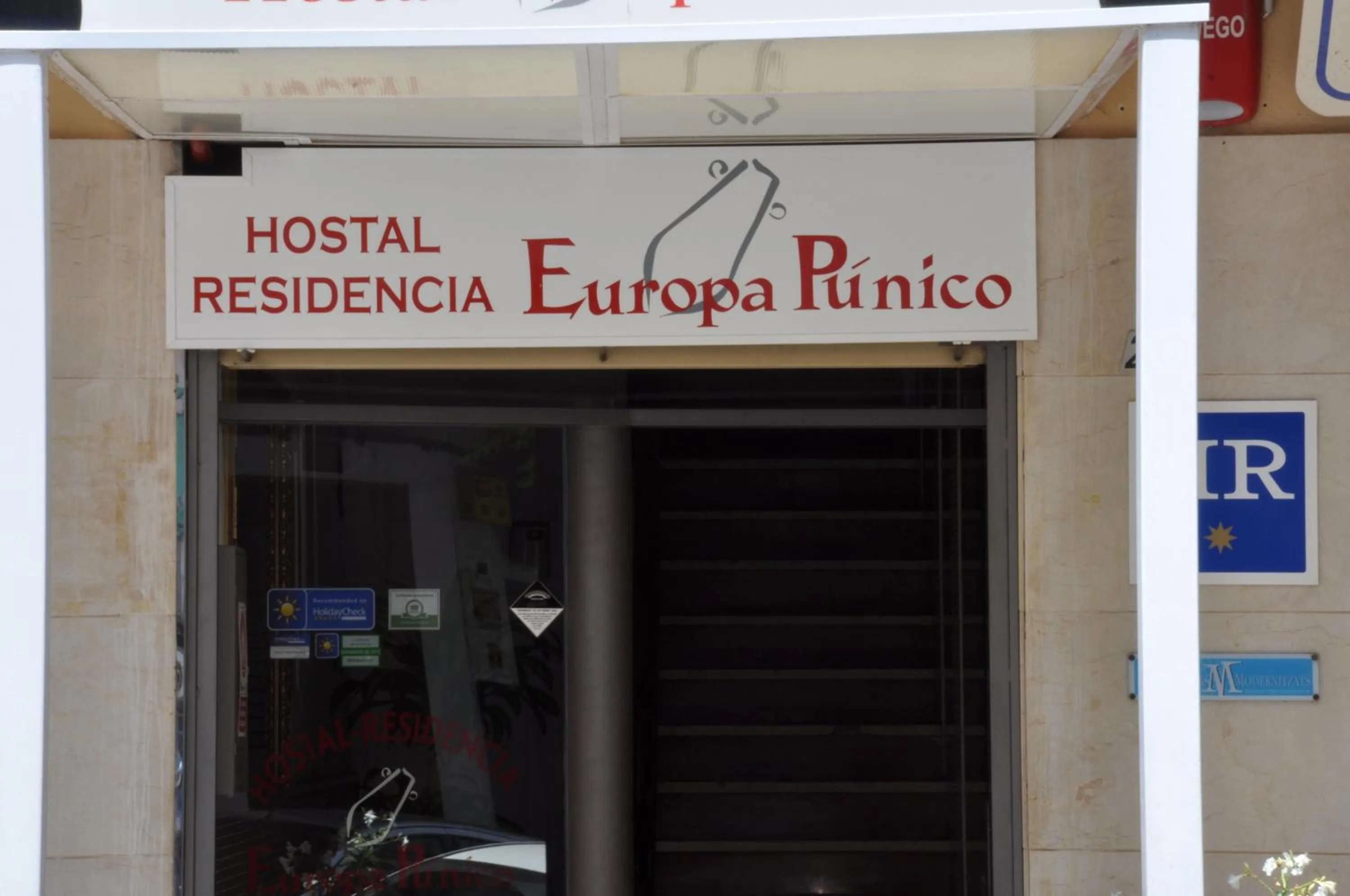 Facade/entrance in Hostal Residencia Europa Punico