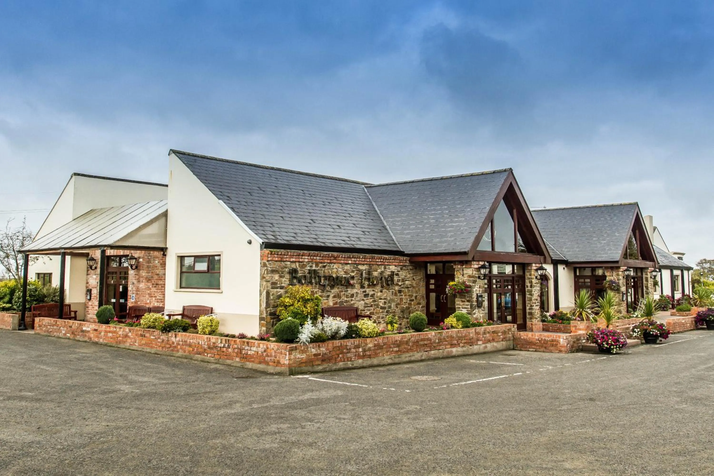 Facade/entrance in Ballymac Hotel