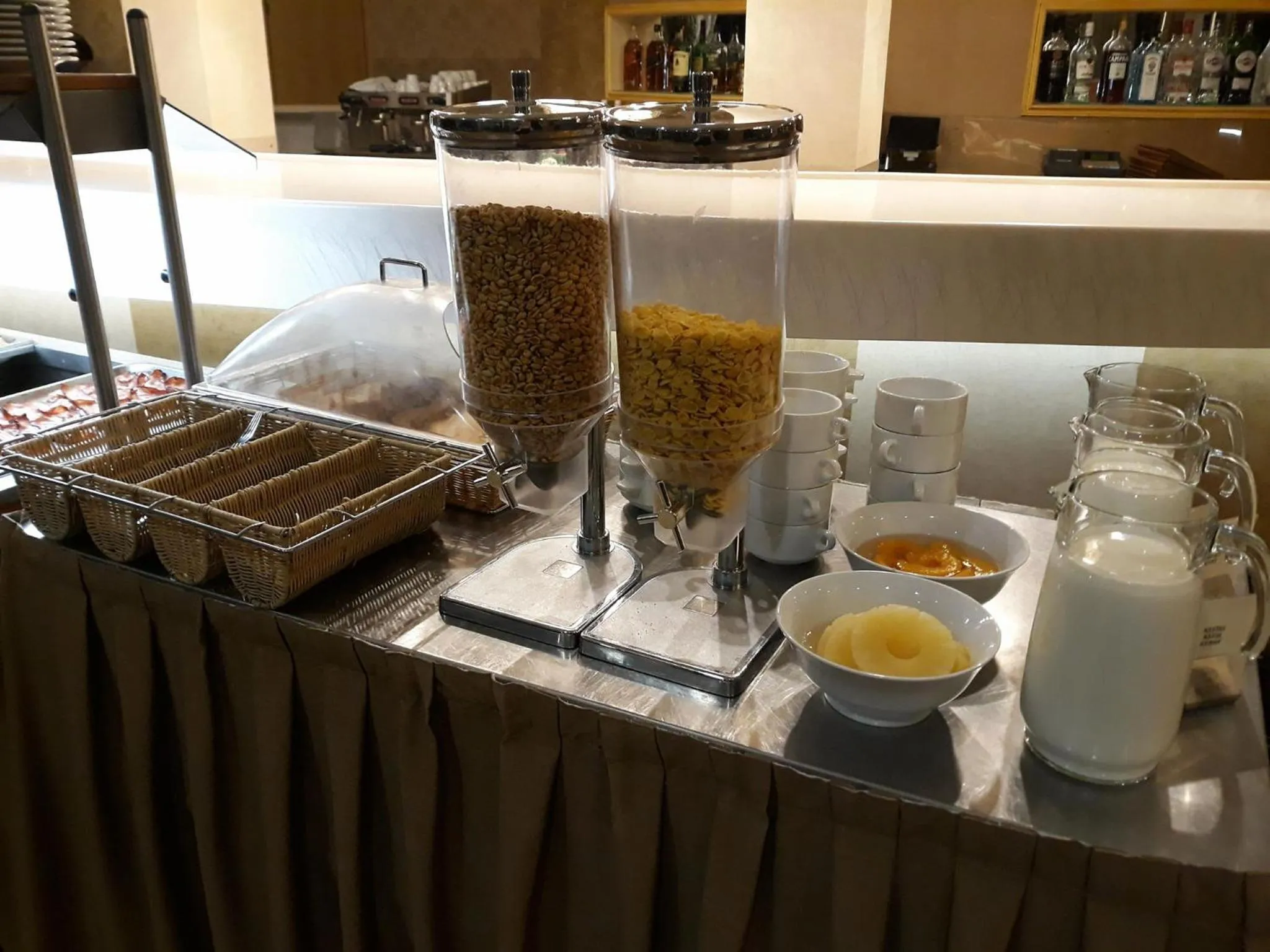 Restaurant/places to eat in Park Hotel Latgola