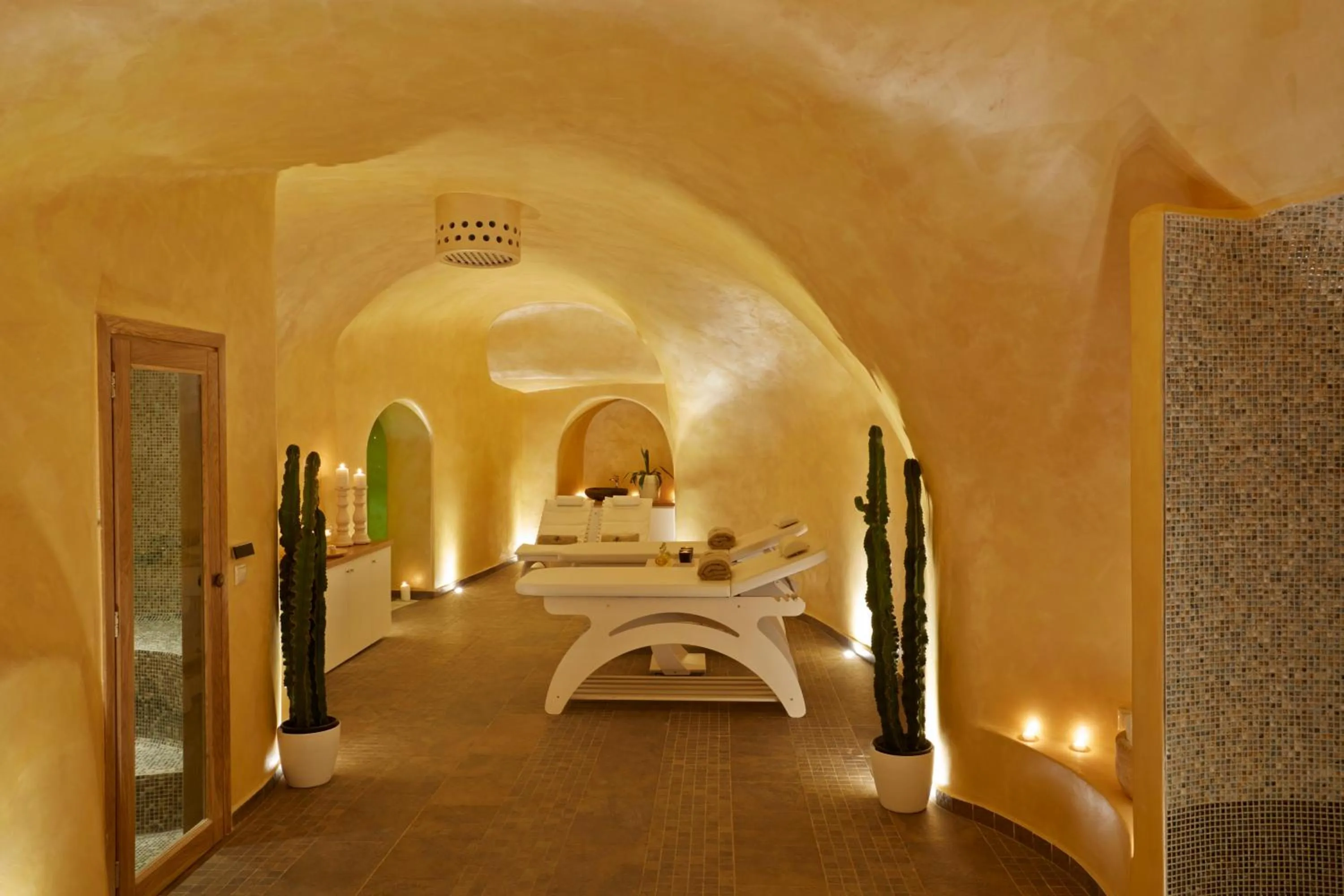 Hot Tub, Bed in Gold Suites - Small Luxury Hotels of the World