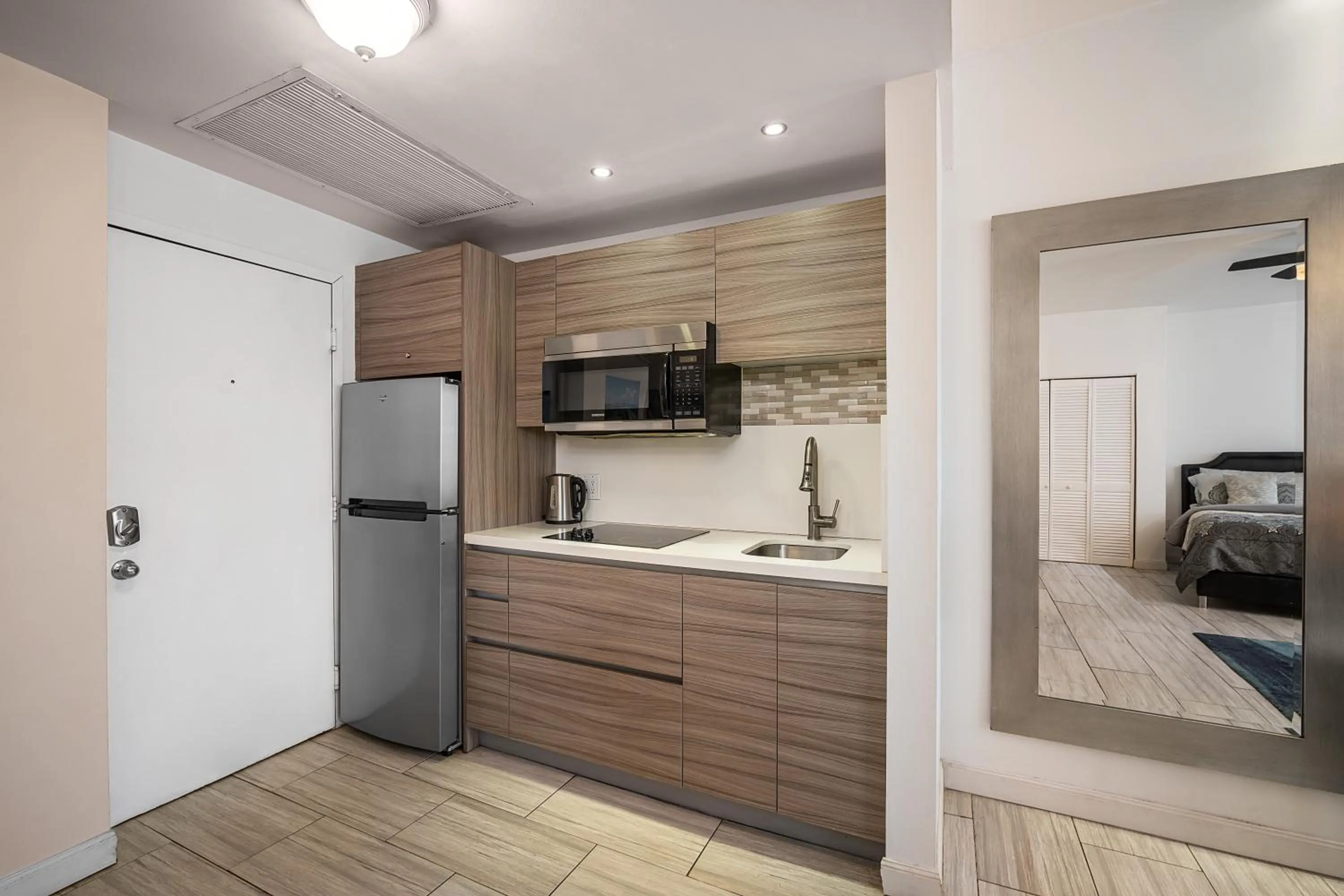 Coffee/tea facilities, Bed in Barbizon on Ocean Drive Apartments