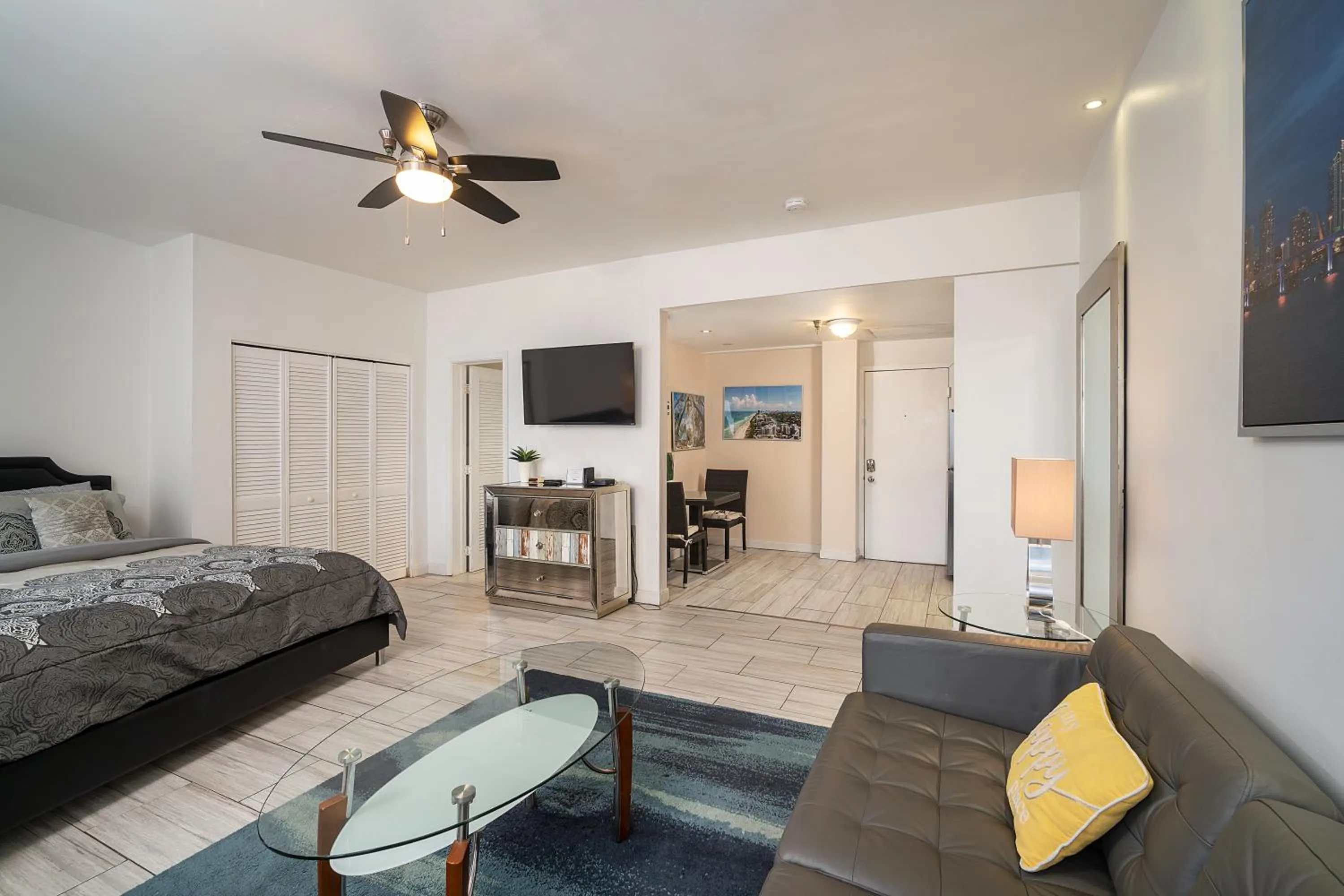 TV and multimedia in Barbizon on Ocean Drive Apartments