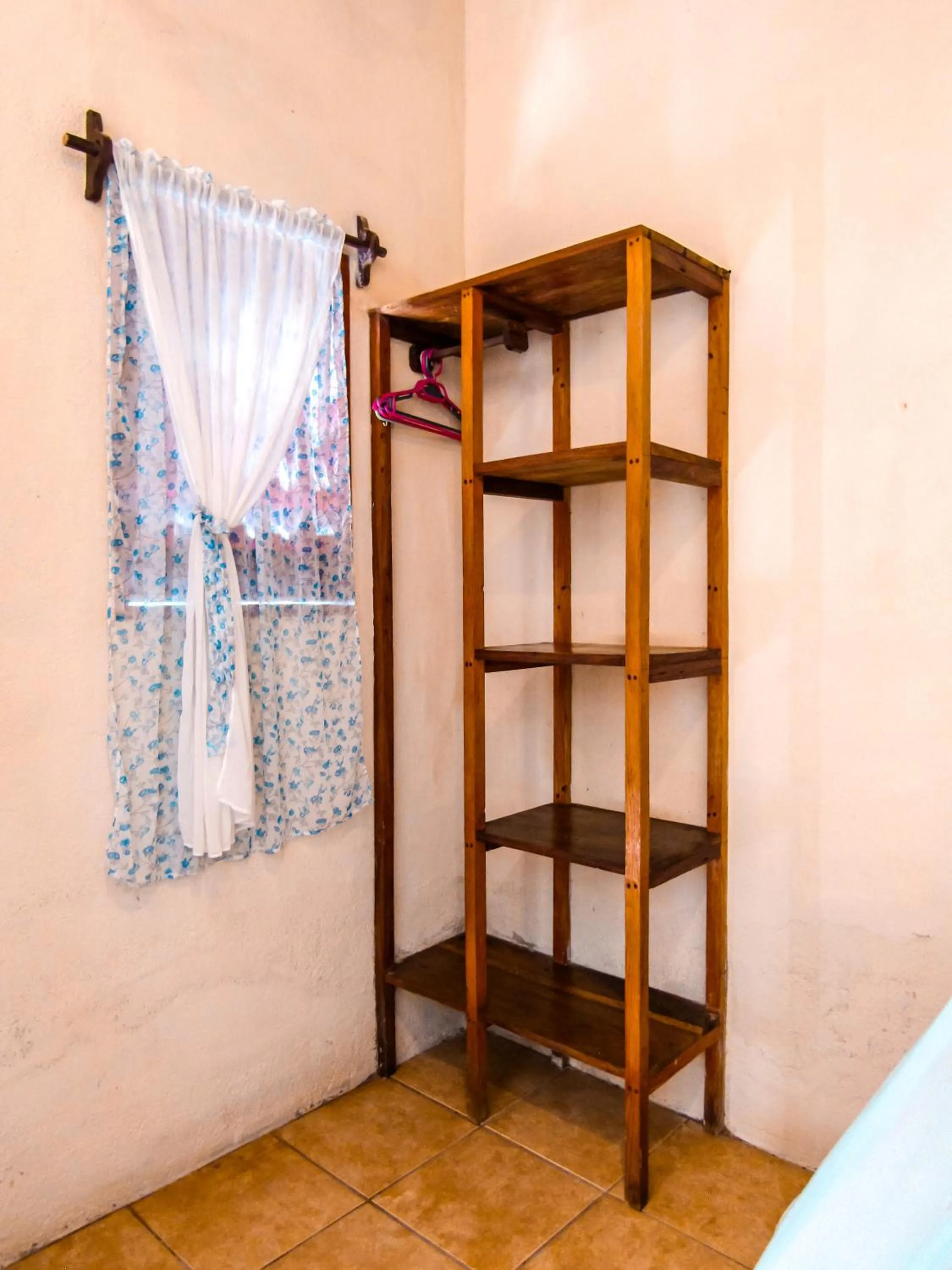 wardrobe, Bed in Hotel Restaurante Spa La Barca de Oro
