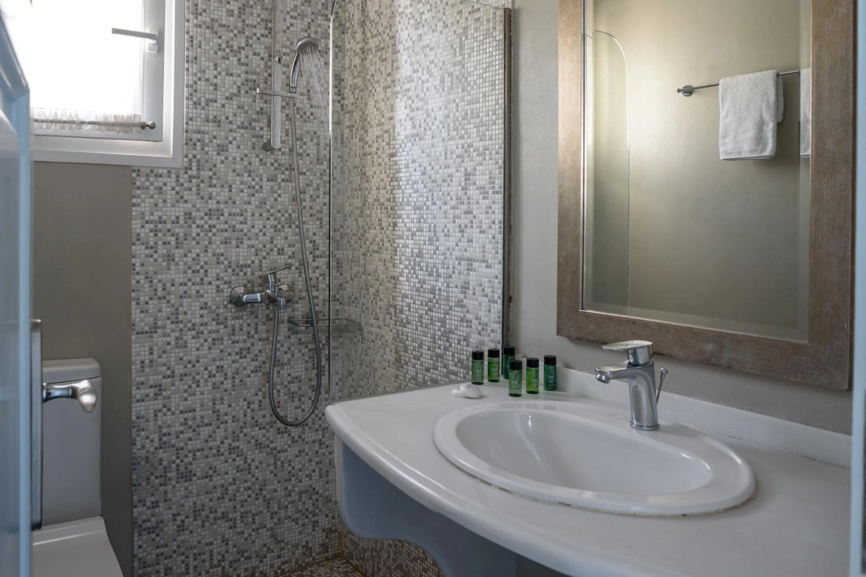 Shower in Alesahne Beach Hotel