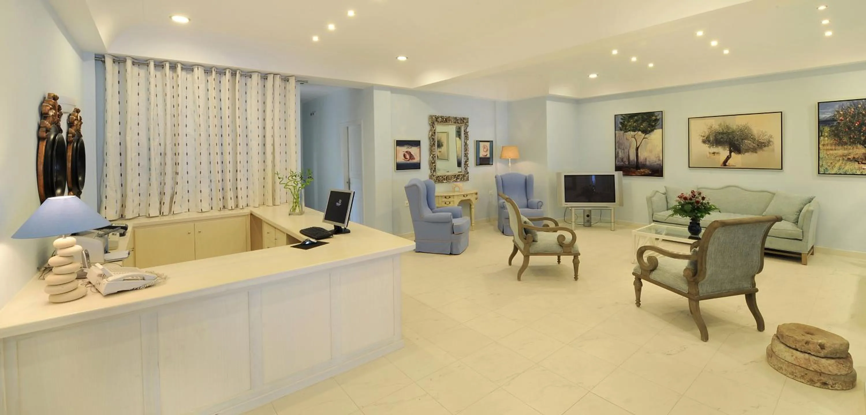 TV and multimedia in Alesahne Beach Hotel