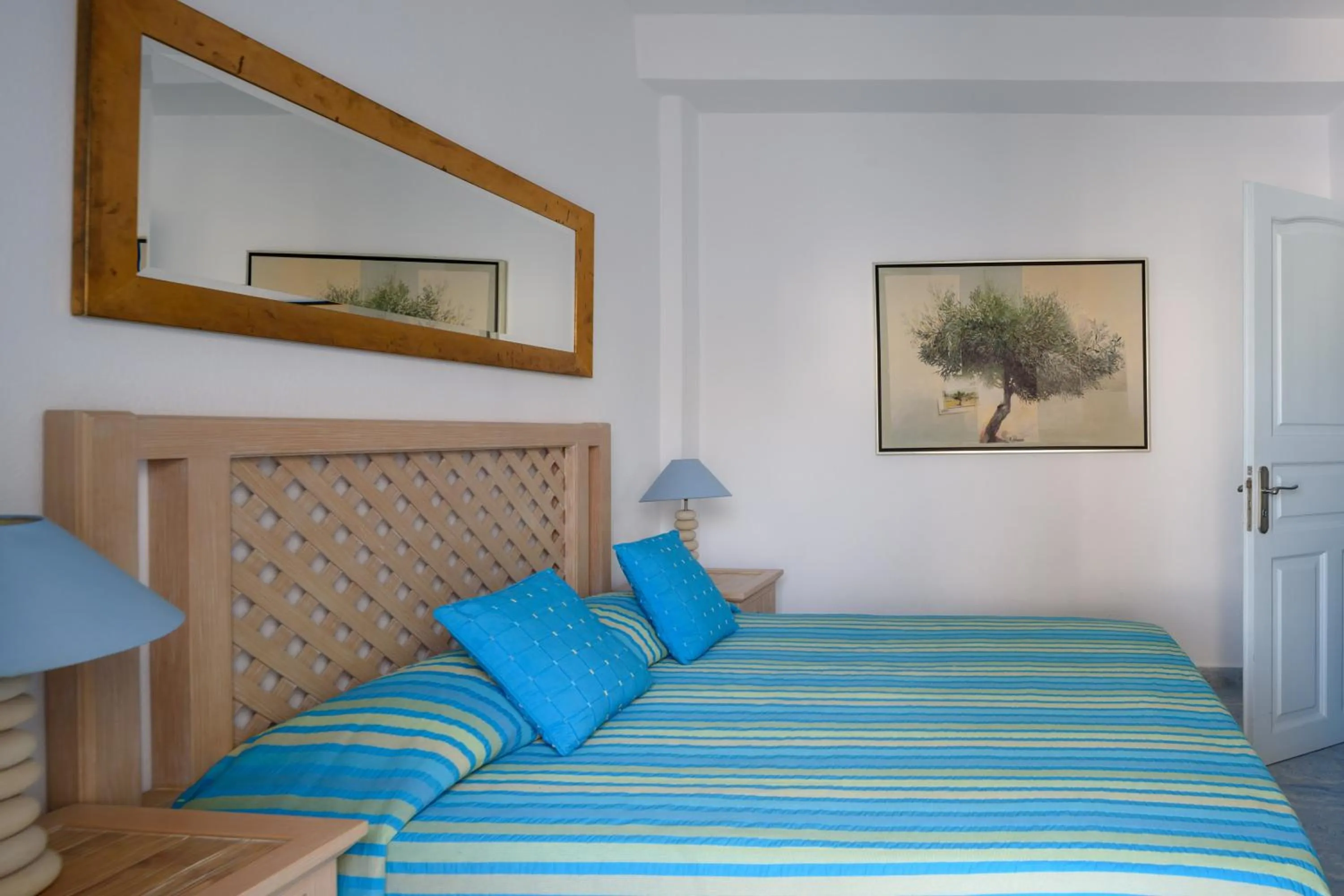 Bed in Alesahne Beach Hotel