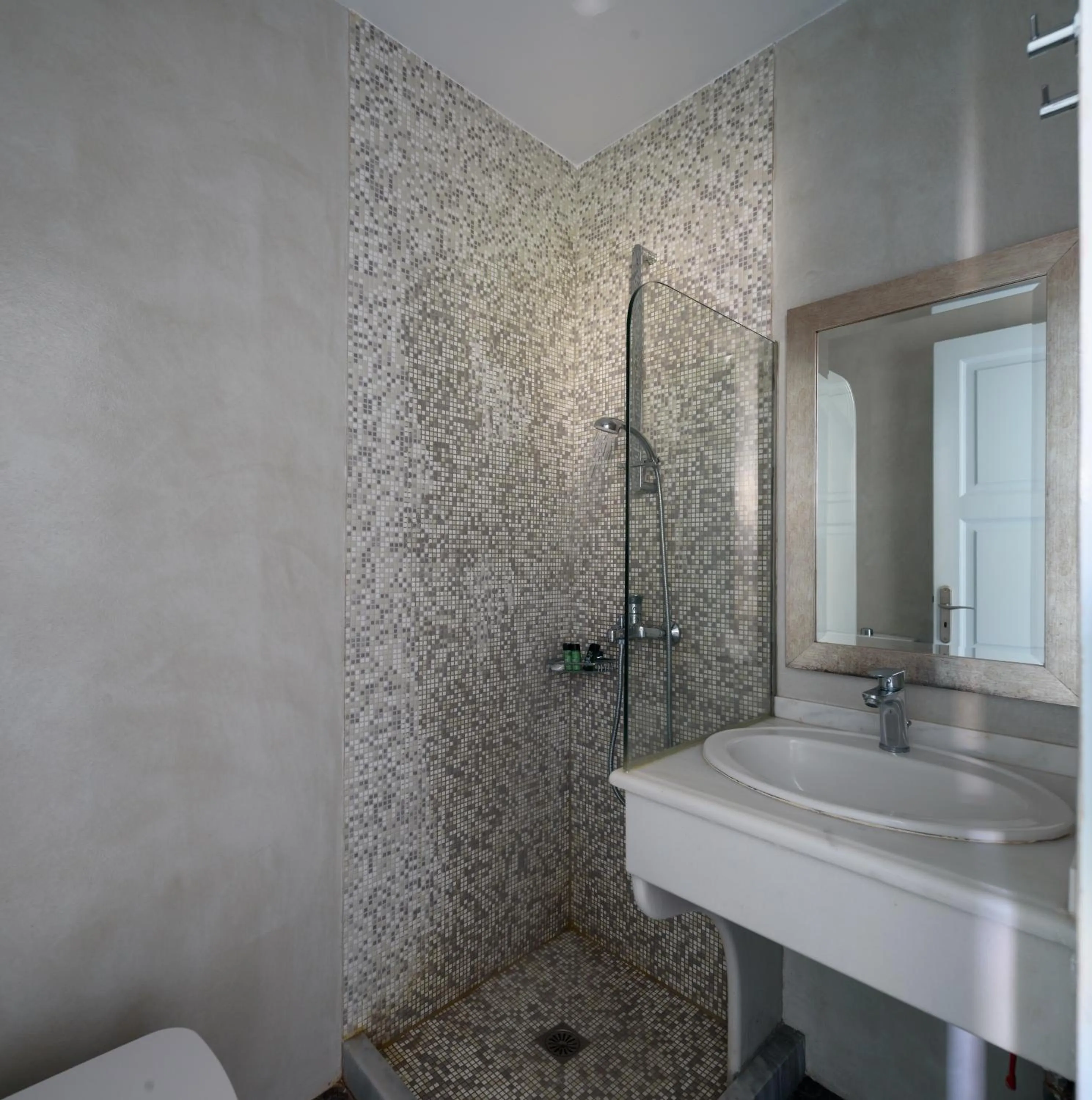 Shower in Alesahne Beach Hotel