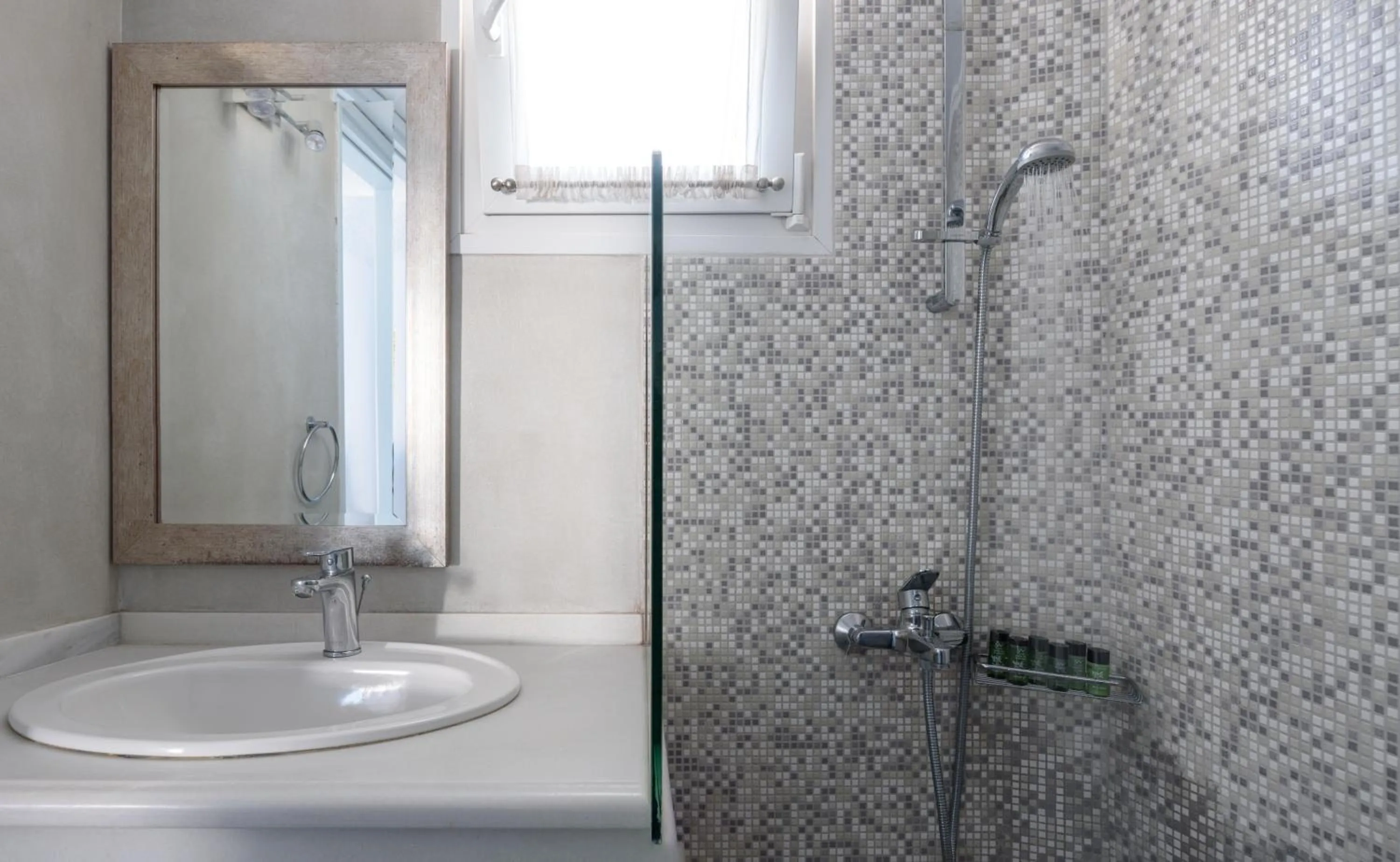 Shower in Alesahne Beach Hotel