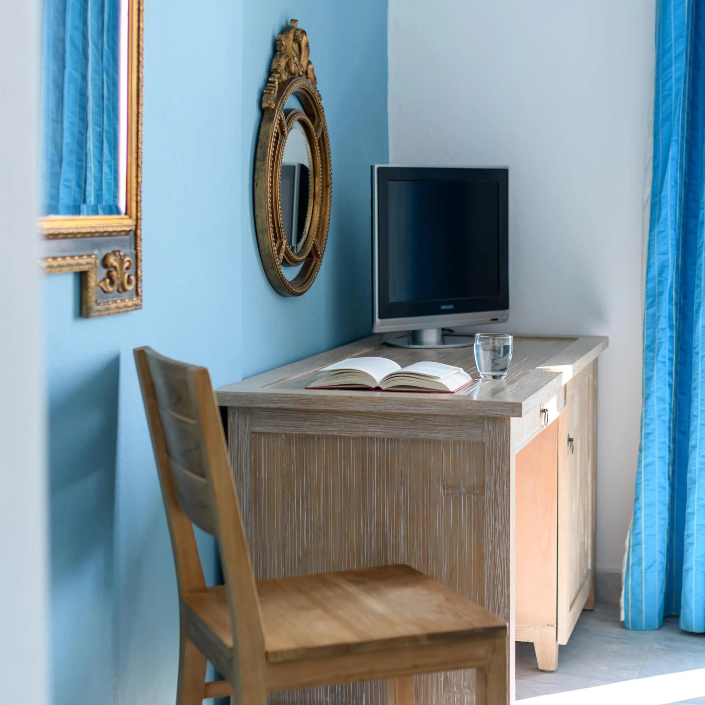 TV and multimedia in Alesahne Beach Hotel