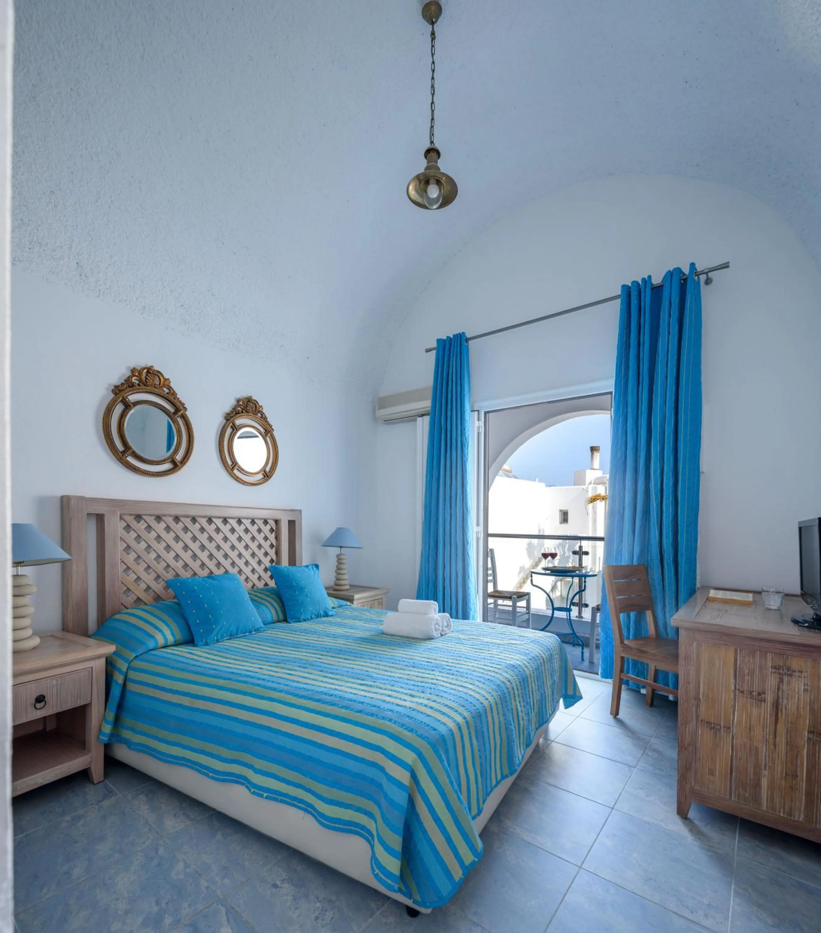 Bed in Alesahne Beach Hotel