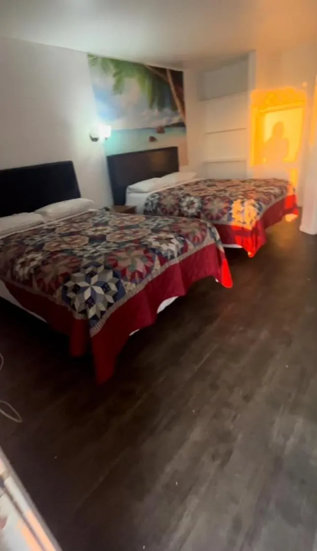 Bed in Anchor Motel & RV Park