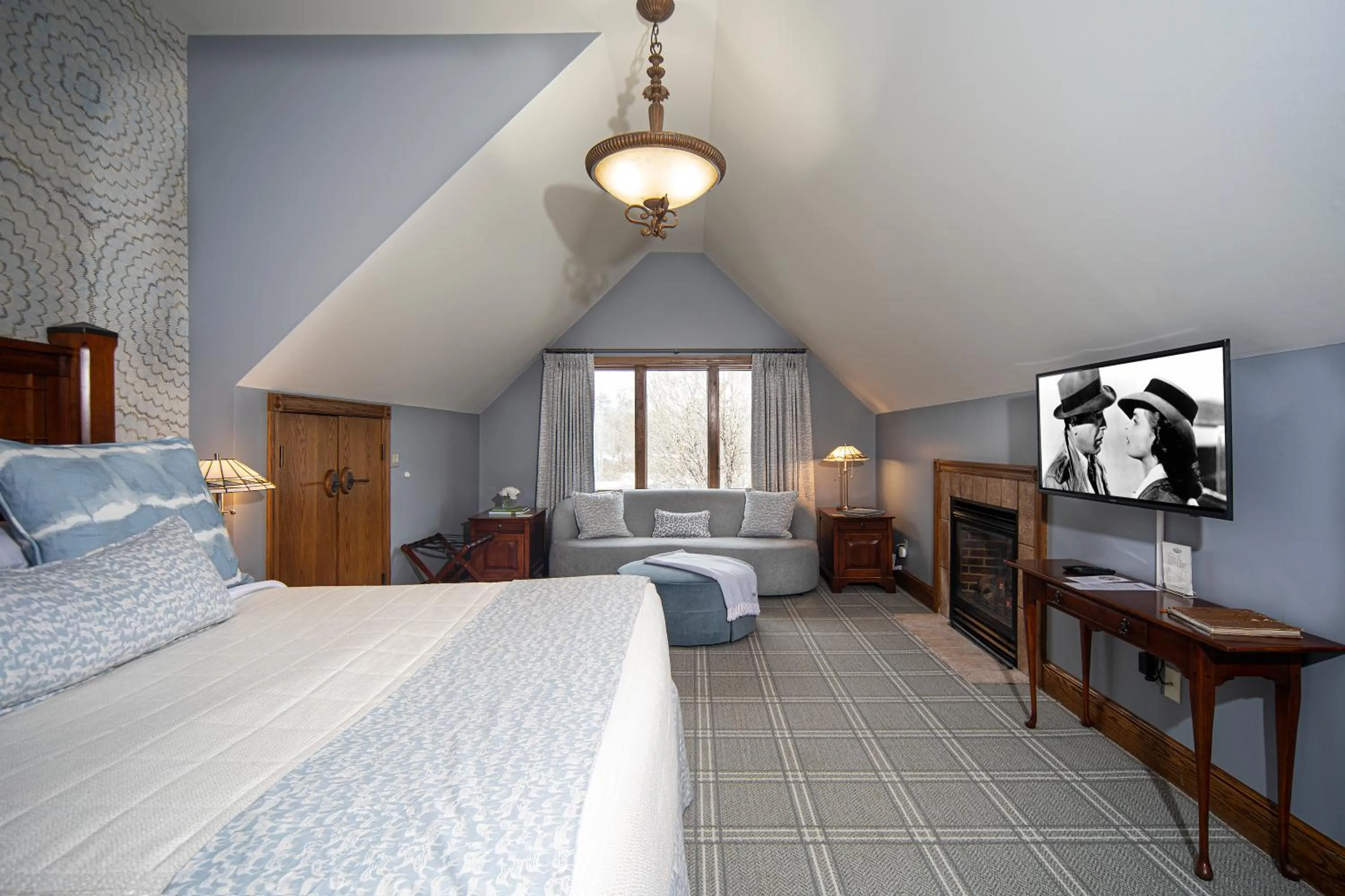 Seating area, Bed in Chetola Resort