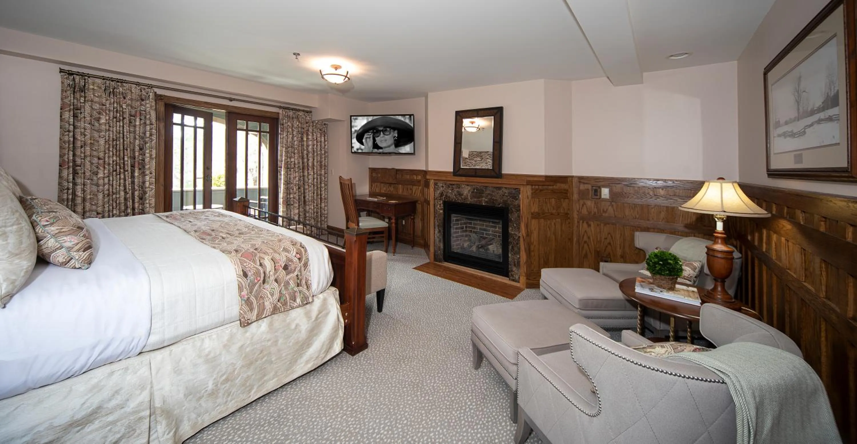 Seating area, Bed in Chetola Resort