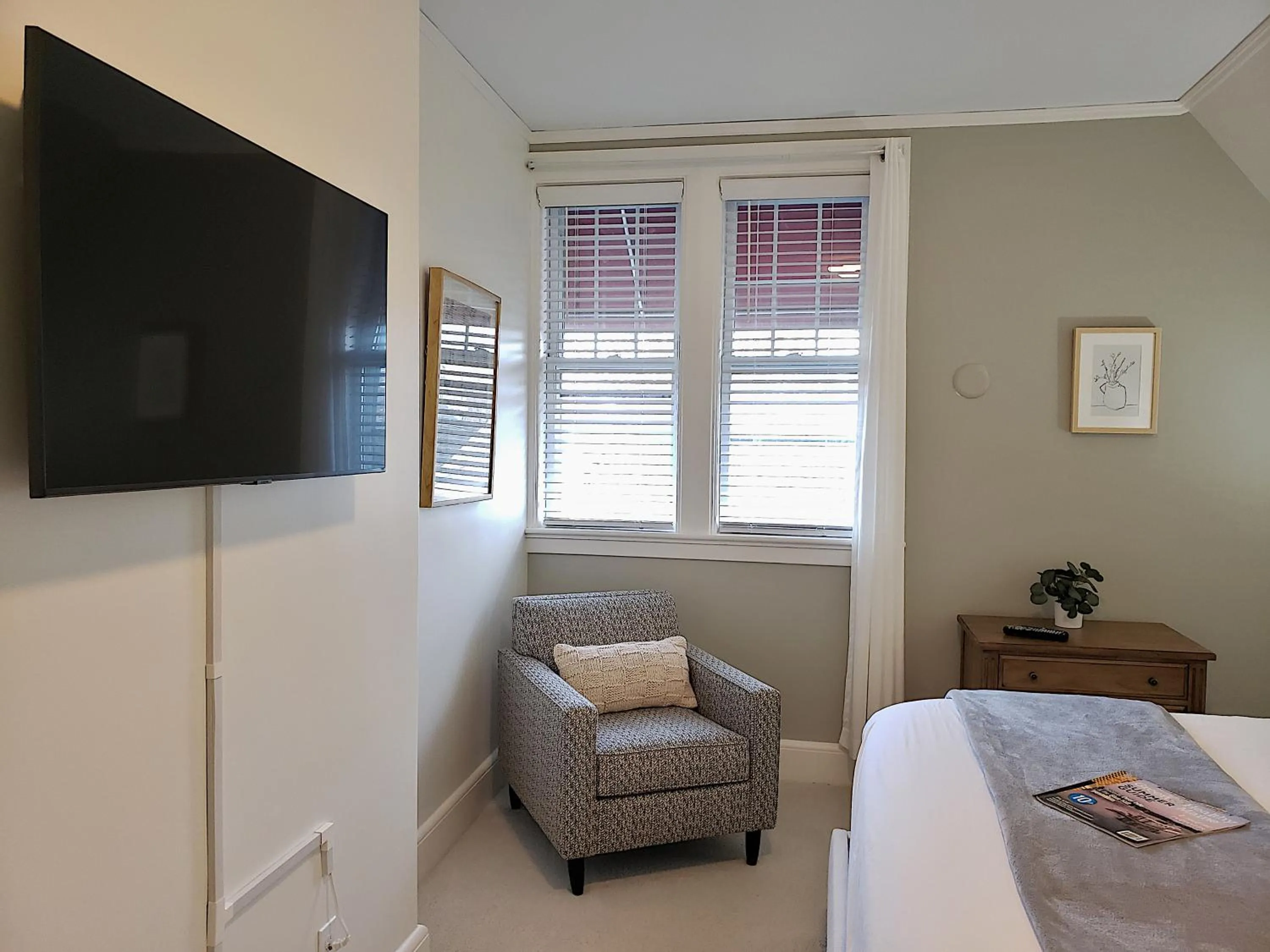 Seating area, Bed in Hearthside Inn