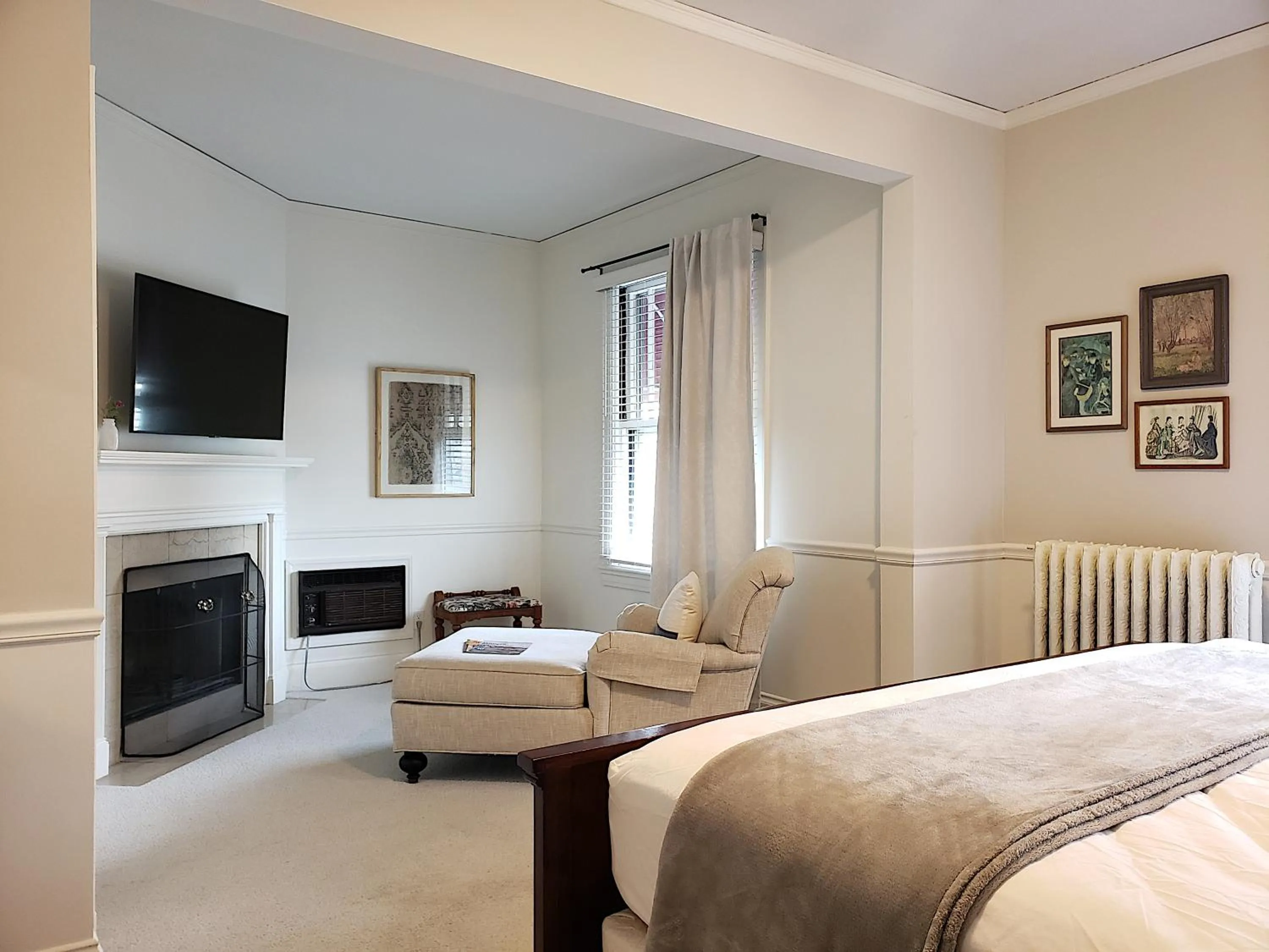 Photo of the whole room, Bed in Hearthside Inn