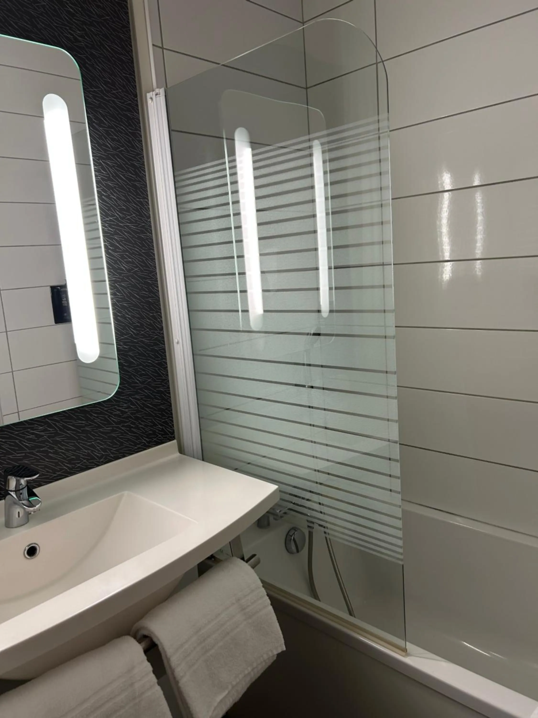 Bathroom in Ibis Roanne Le Coteau Hotel Restaurant