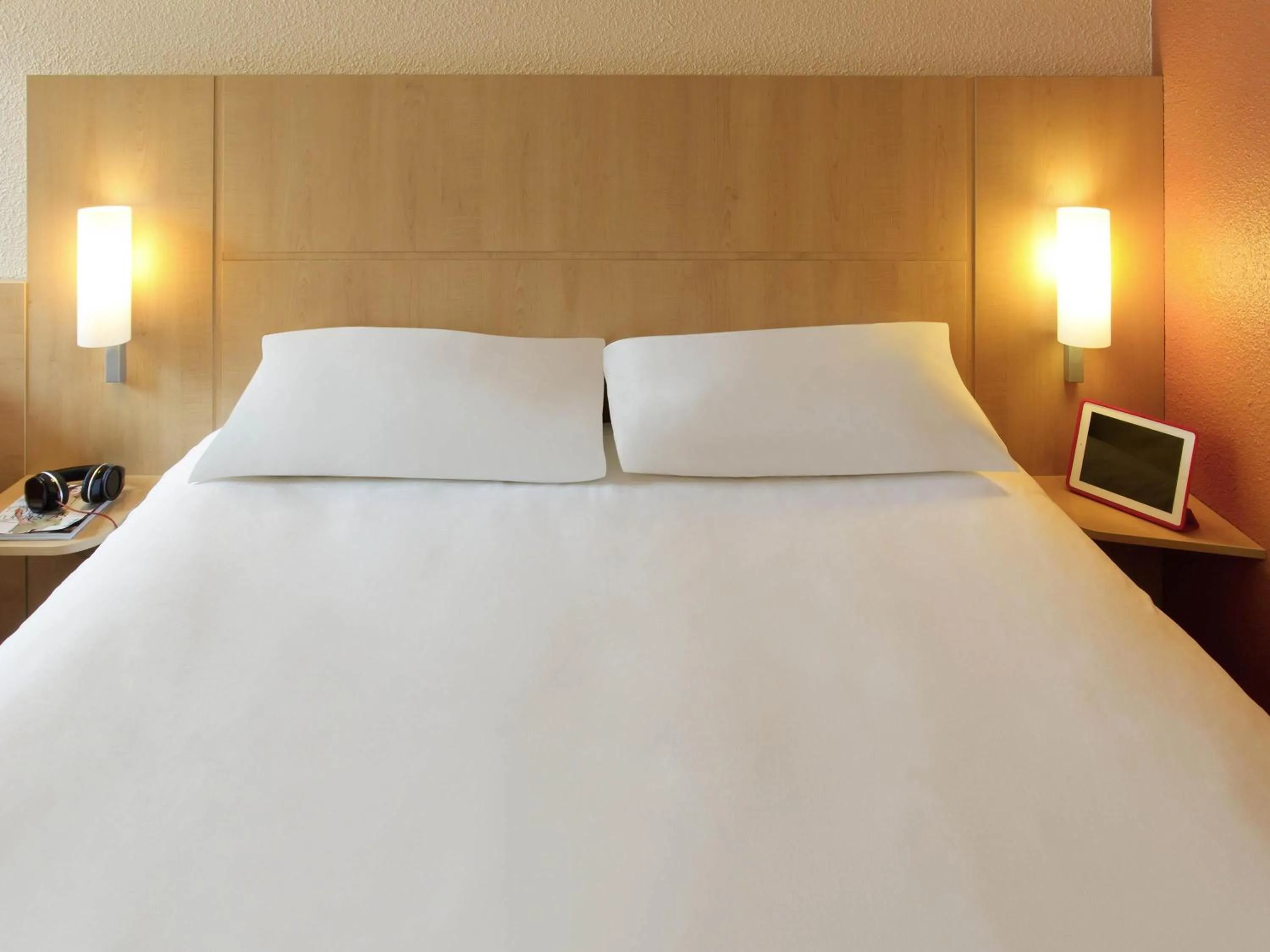 Bedroom, Bed in Ibis Roanne Le Coteau Hotel Restaurant